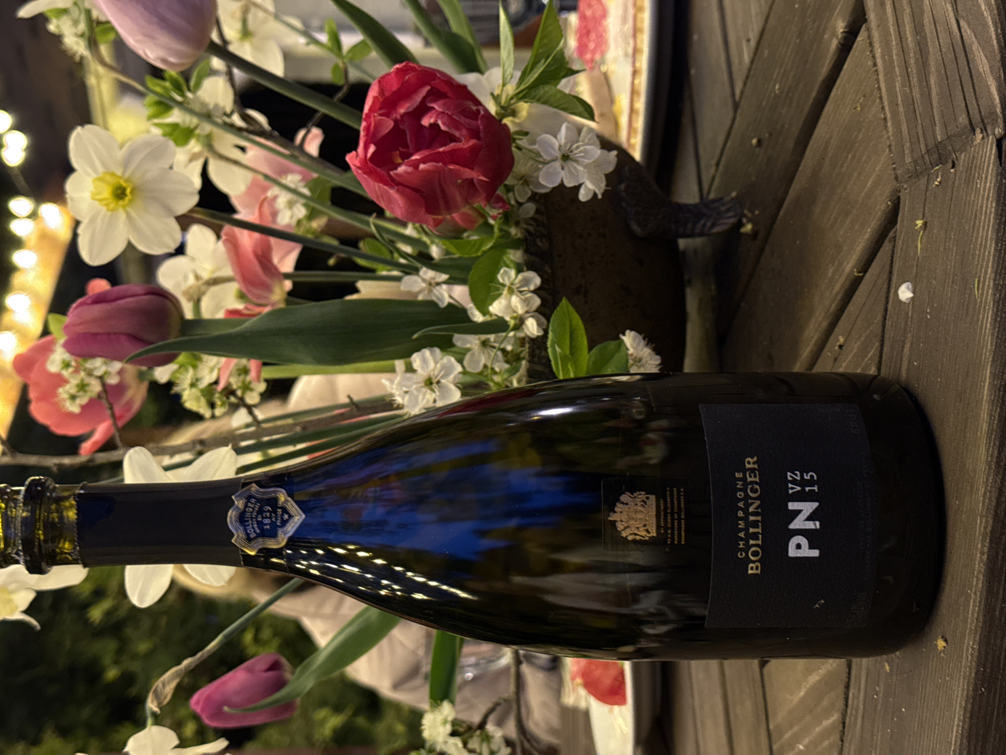 Outdoor champagne dining event captured in Sapronovo, Russia