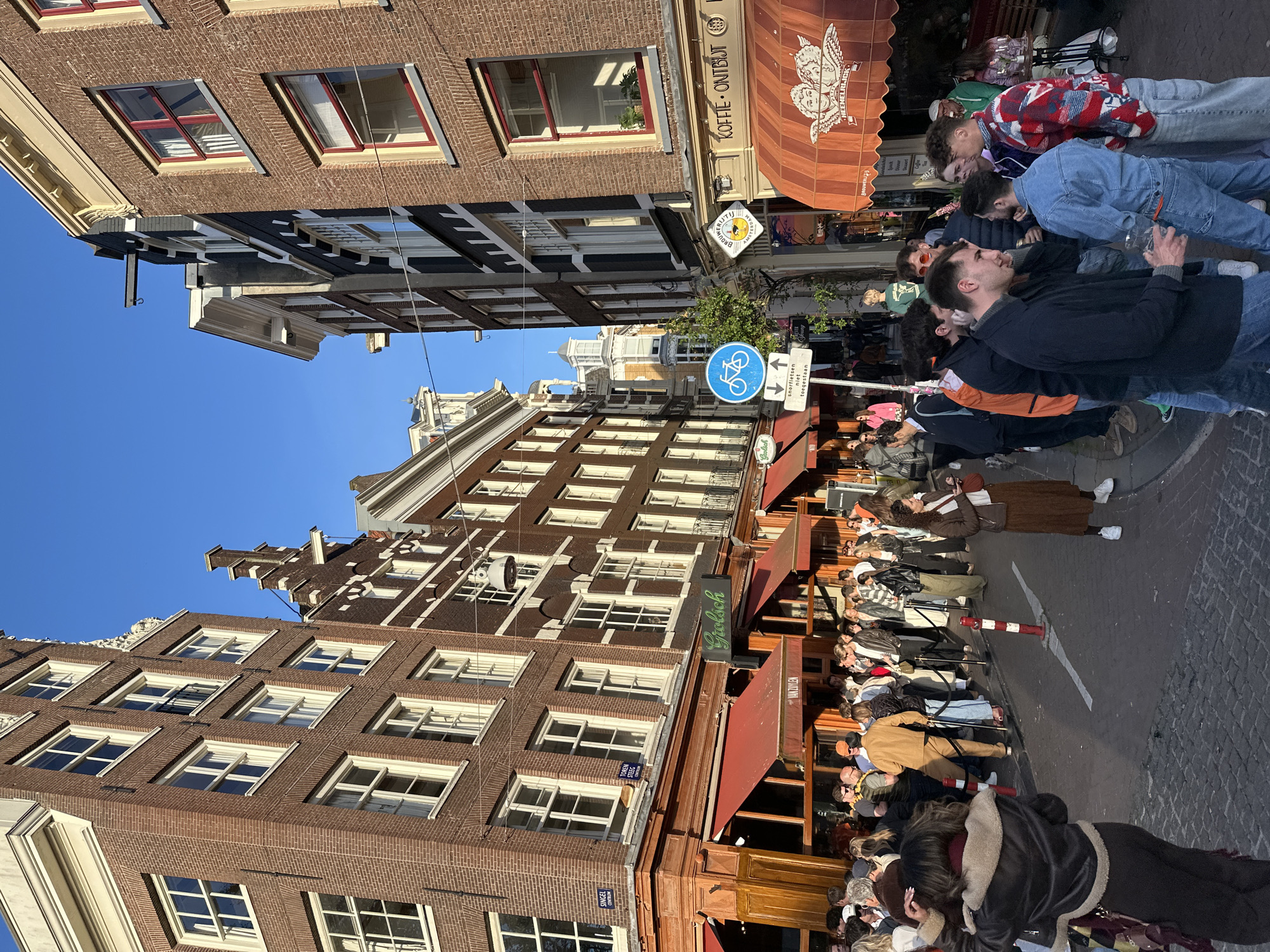Sunday evening street life documented across central Amsterdam