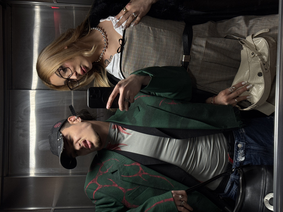 Pair Takes Mirror Selfie in Asnières-sur-Seine Elevator