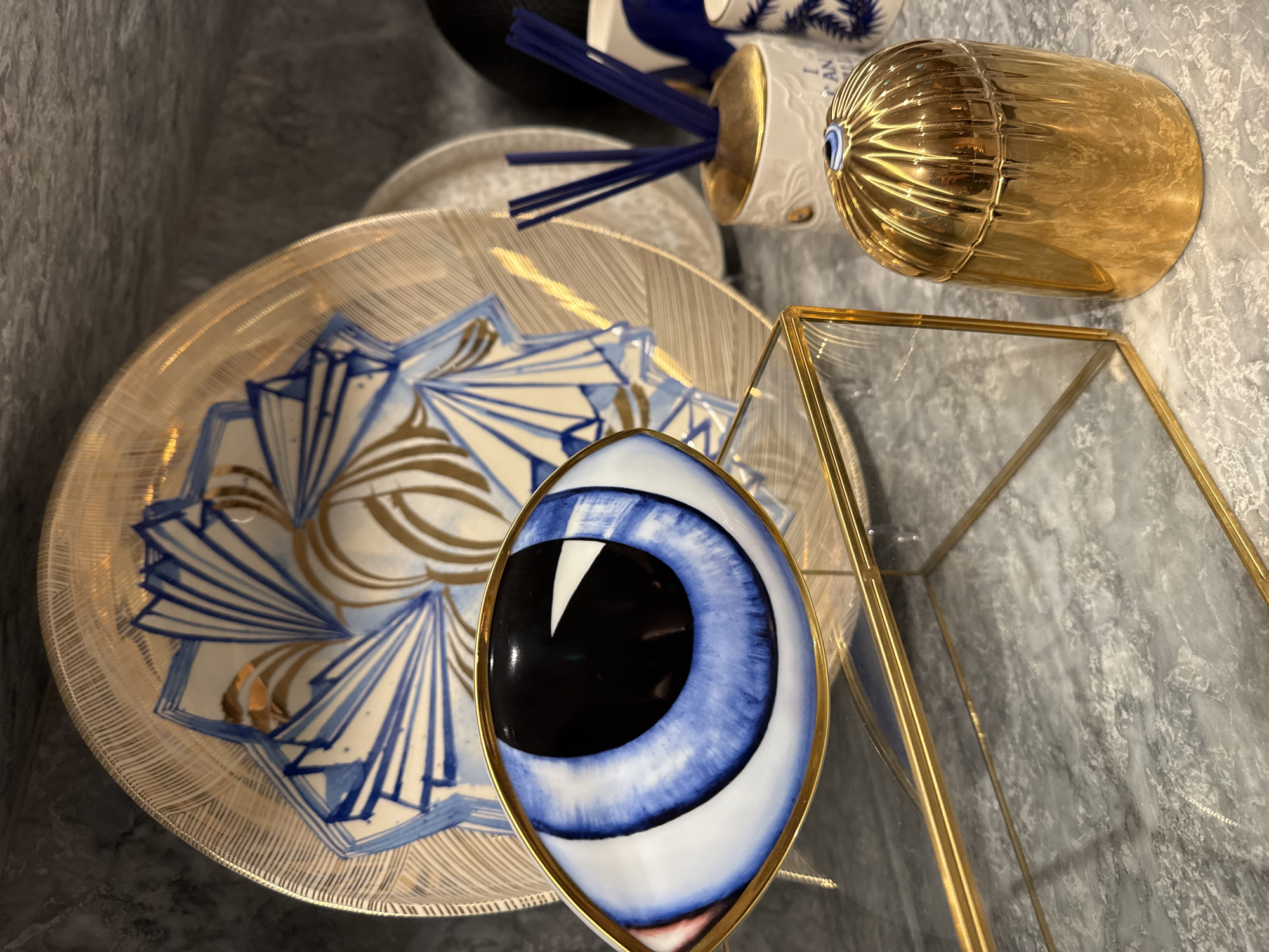 Decorative plate and eye figurine displayed in Matosinhos