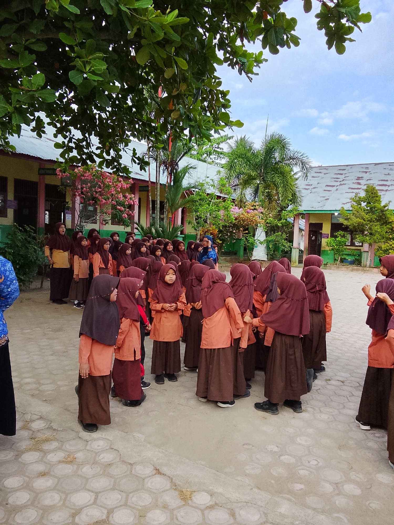 Baratpayaitek, Indonesia