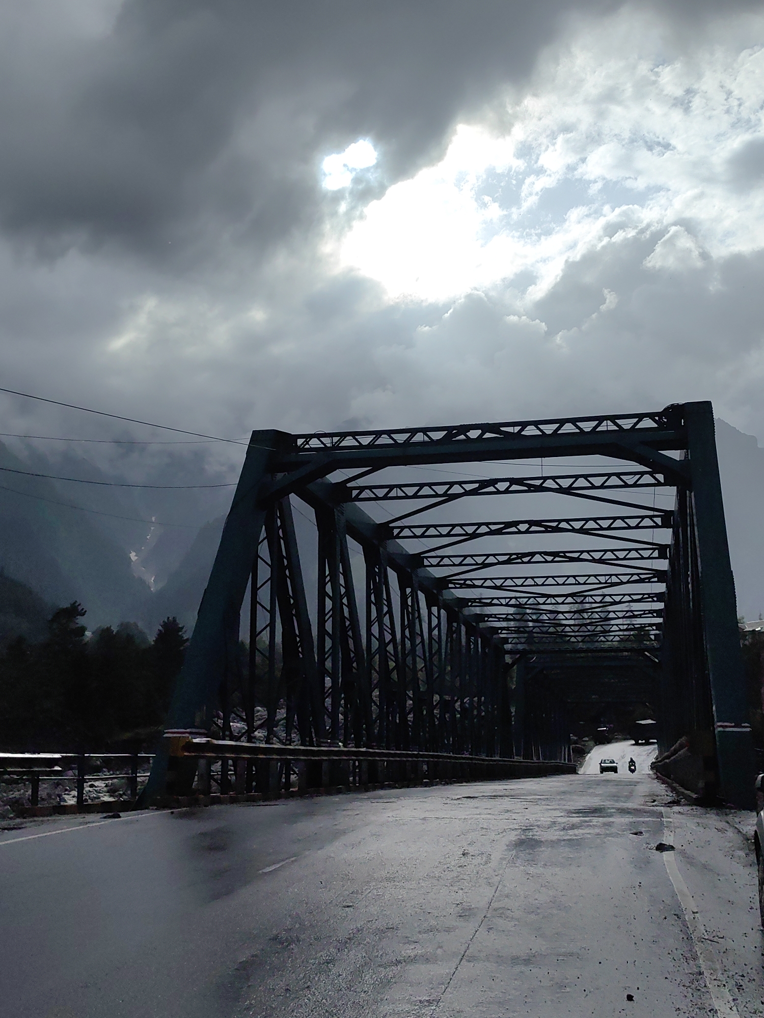 Wet bridge crossing and misty mountain views in Palchan