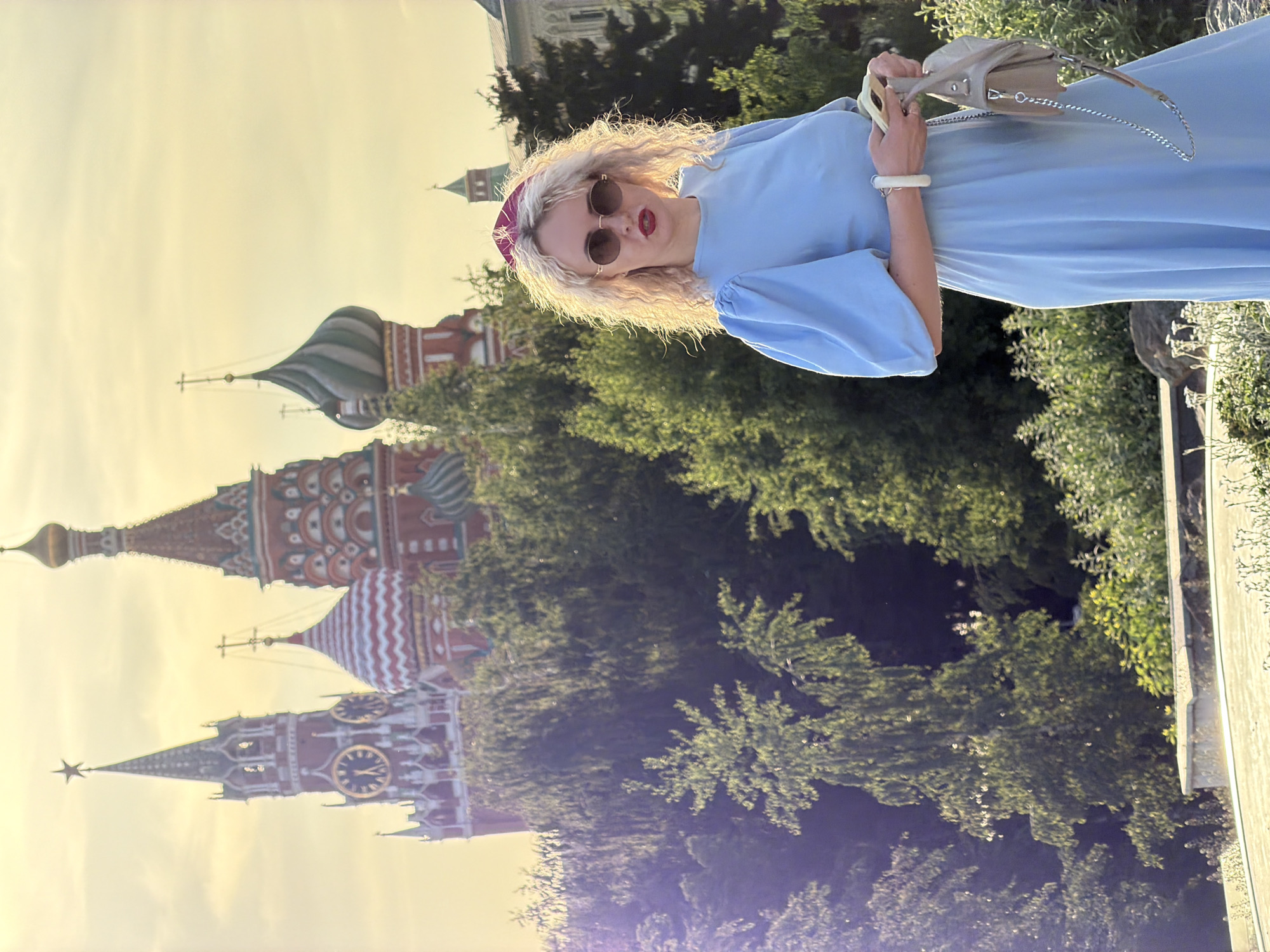 Woman in blue dress spotted near Moscow Kremlin