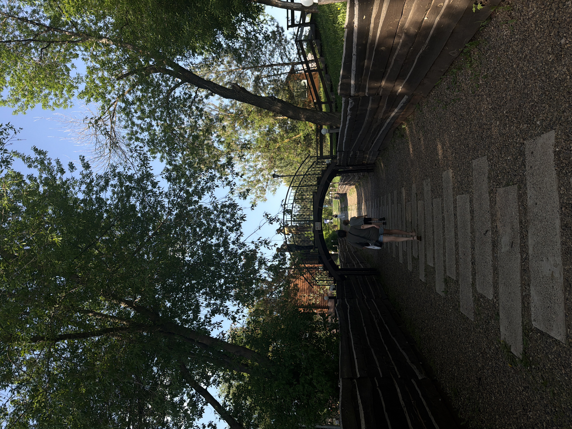 Afternoon stroll documented along Izhevsk Reservoir waterfront parks