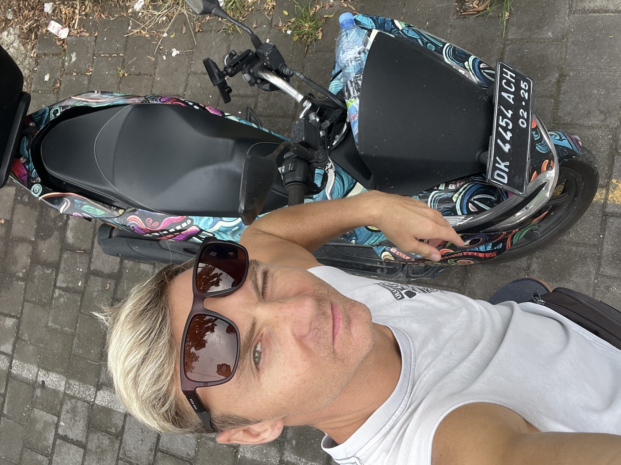 Tourist documents brief exploration of Celuk, Indonesia via selfies