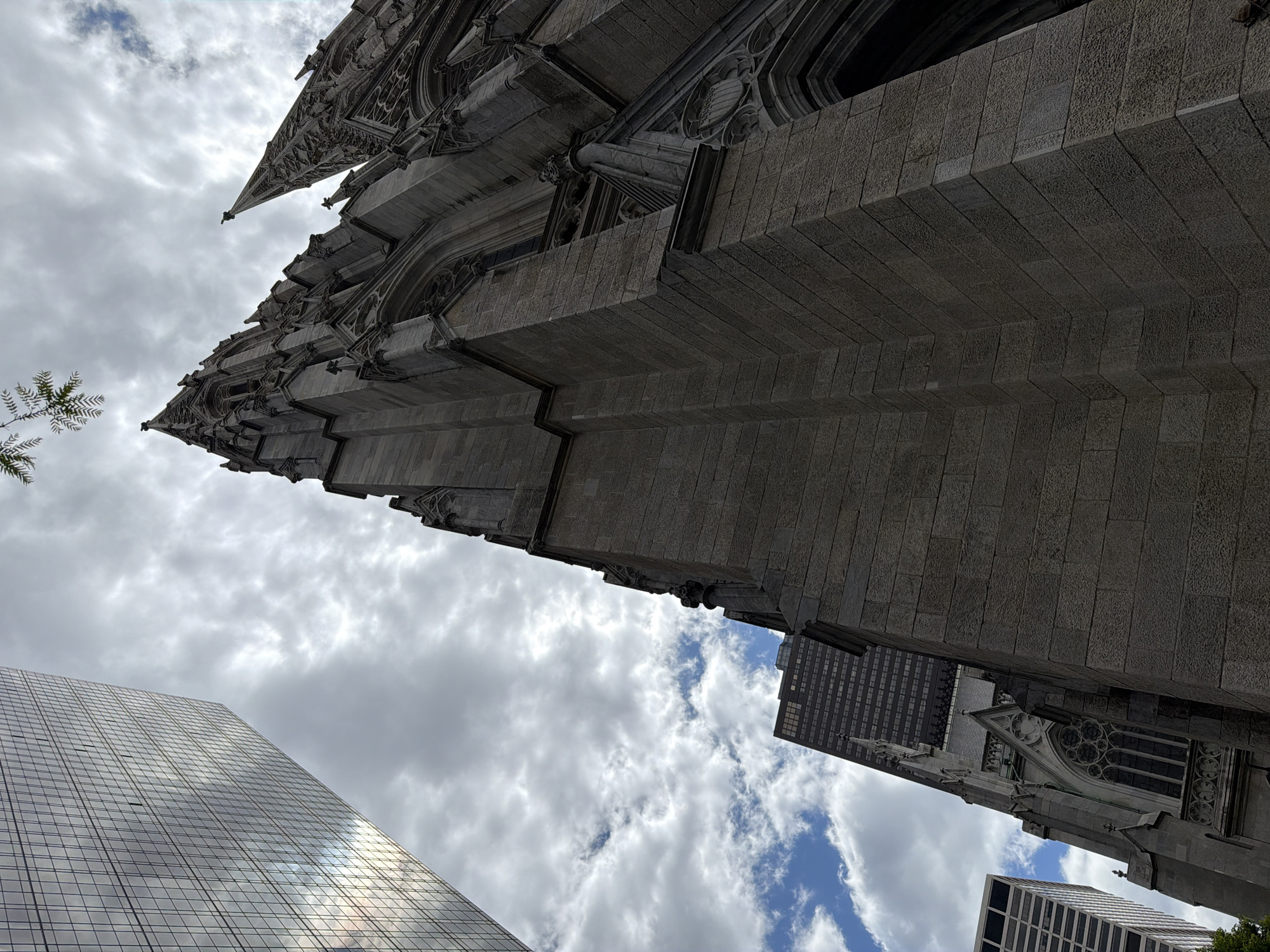 Midtown Manhattan walking tour captures St. Patrick's Cathedral, retail storefronts
