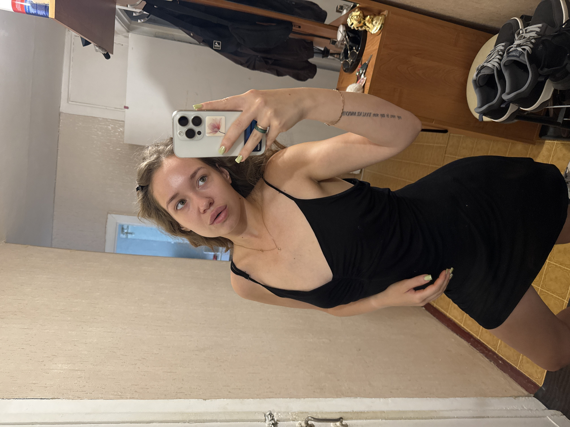 Getting ready at home in Chaikovsky, peonies and mirror selfies