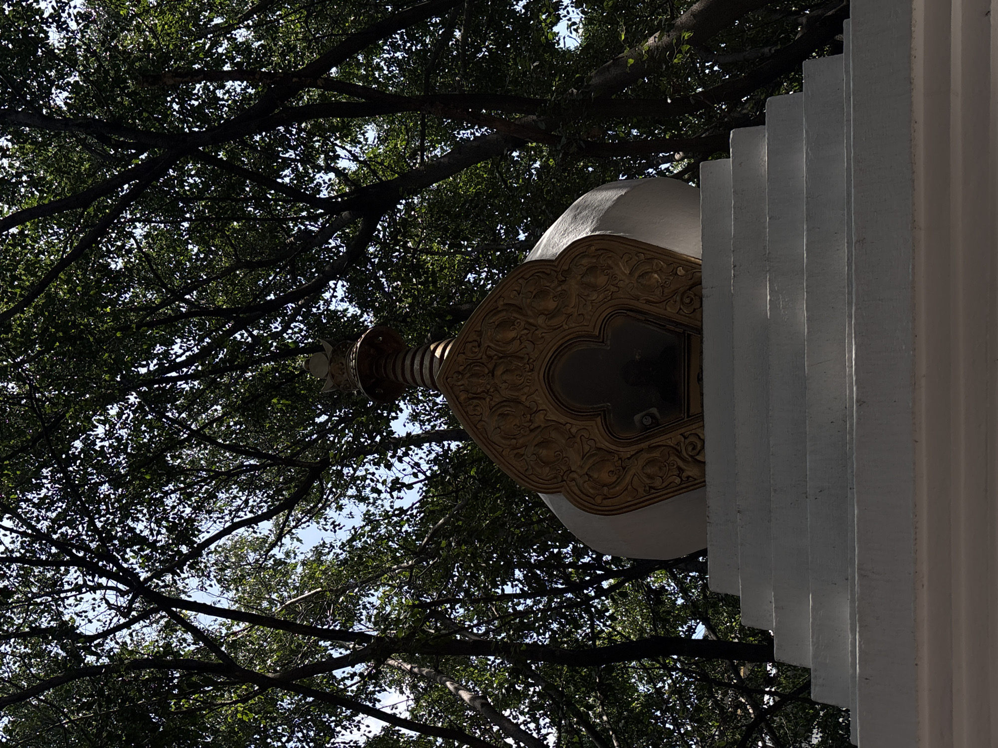 Ornate gold-detailed column documented in Cuernavaca, Mexico