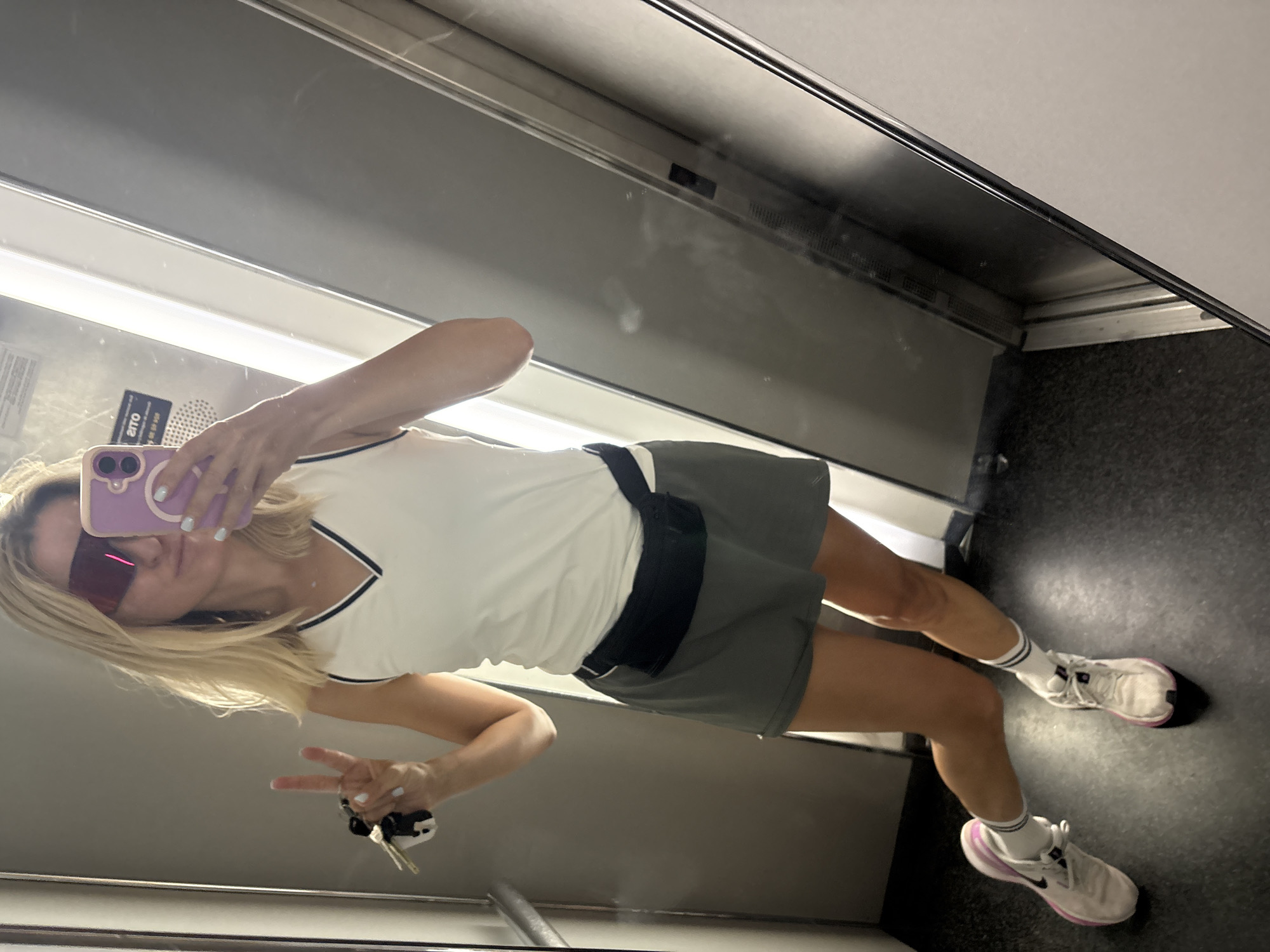 Elevator mirror selfie in València, casual travel style