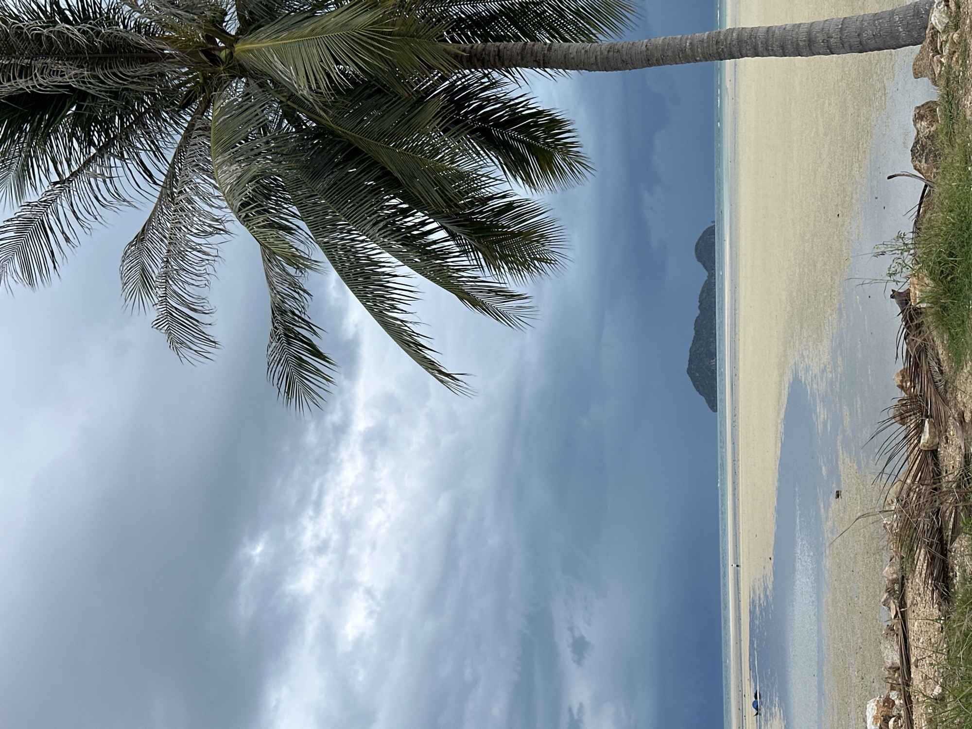 Tourist captures beach scenes and art moments in Koh Phangan