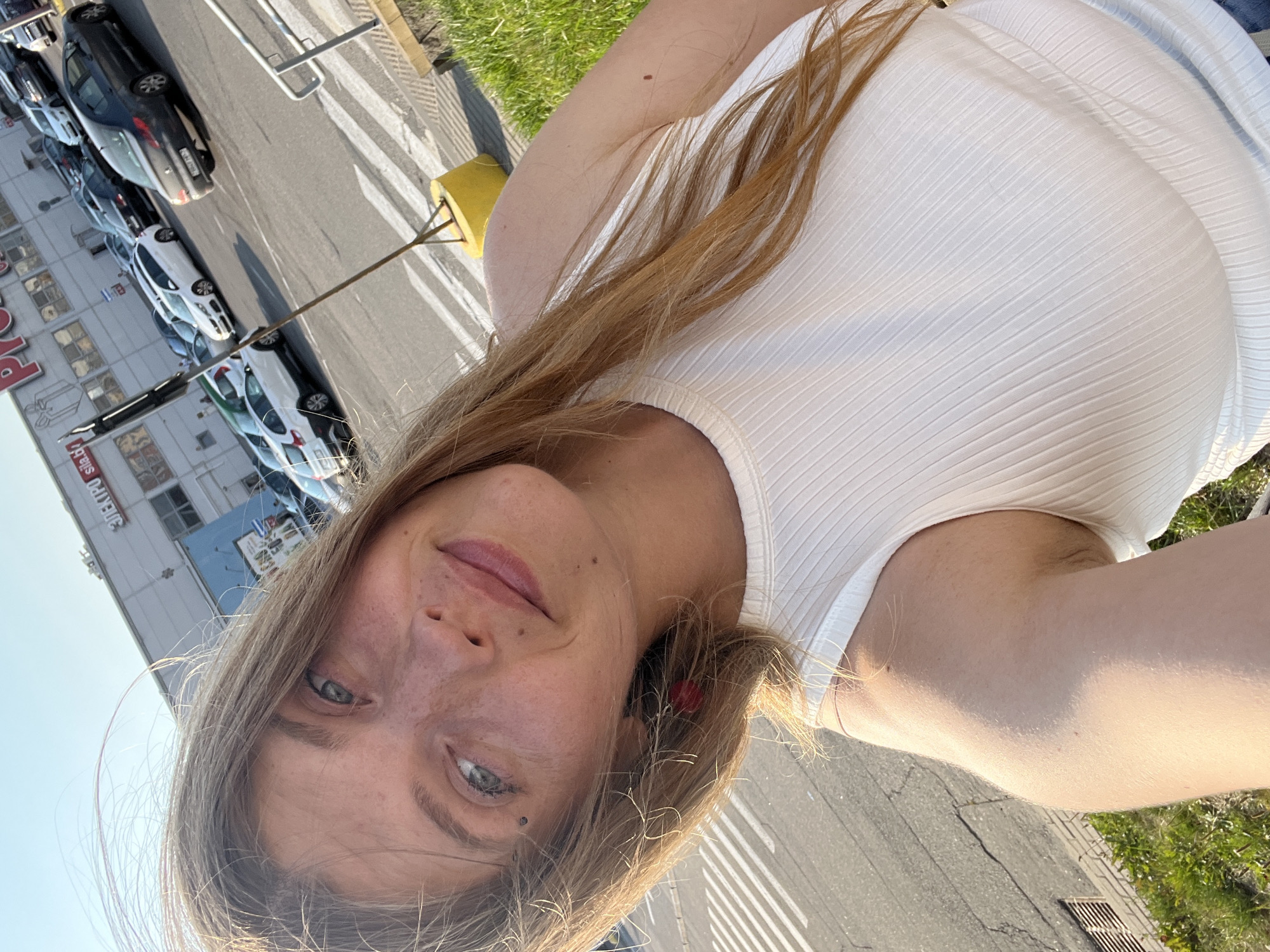 Sunny afternoon selfies and street scenes along a Minsk boulevard