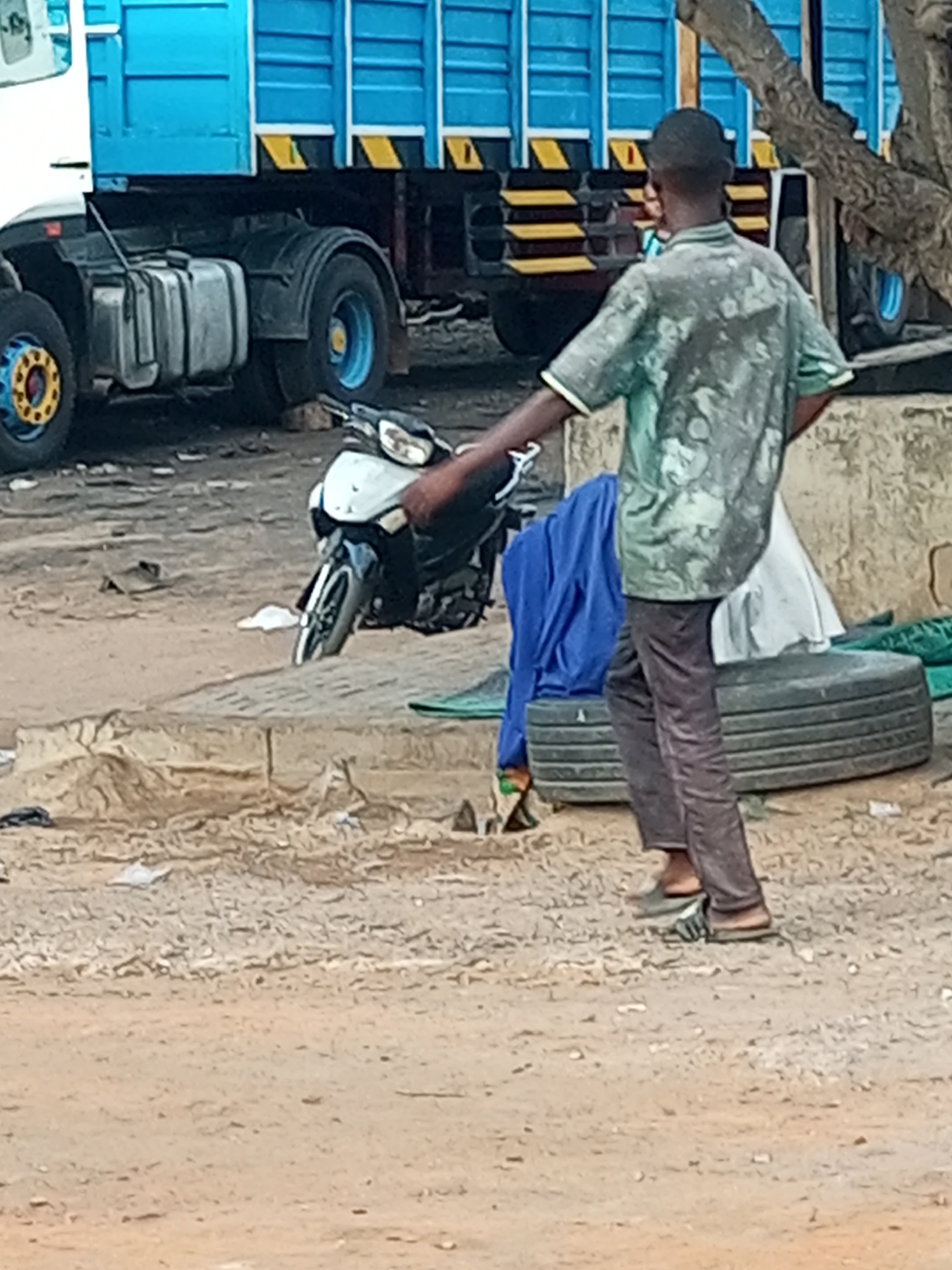 Witnesses document daily street life in unidentified city