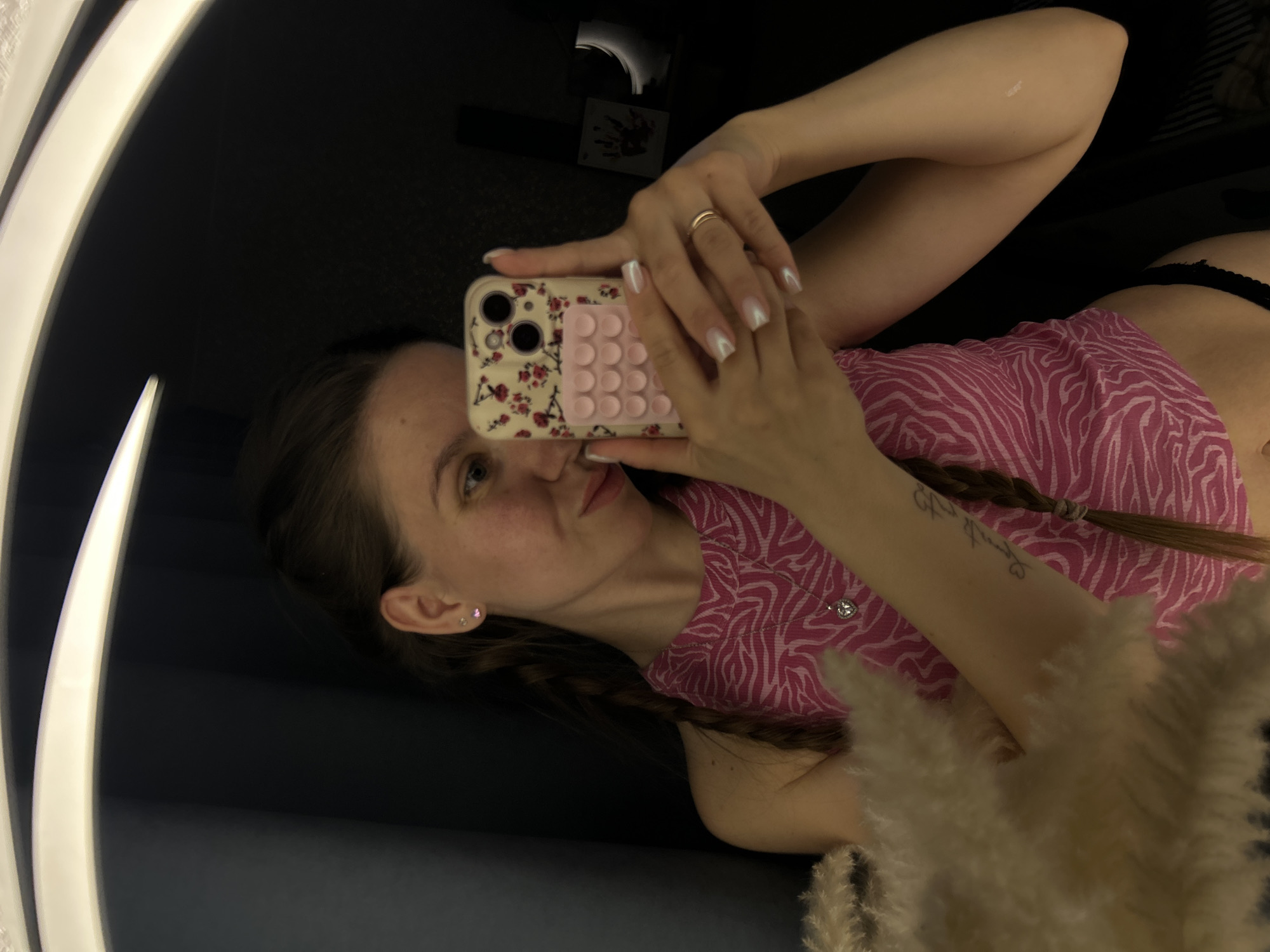 Woman documents evening routine in Klin bathroom selfies