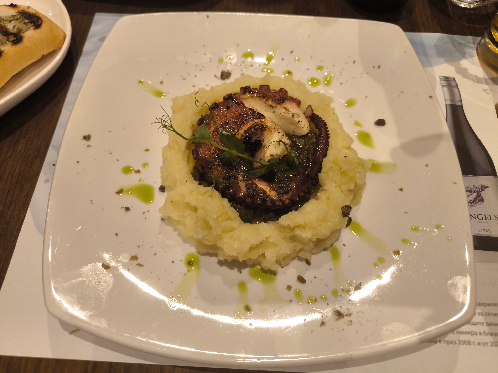 Diner captures seafood meal progression at restaurant over 29 minutes
