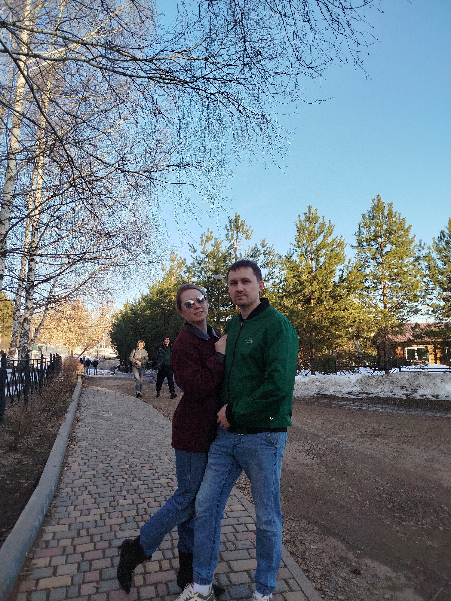 Family photo sessions captured on brick pathways in Izhevsk