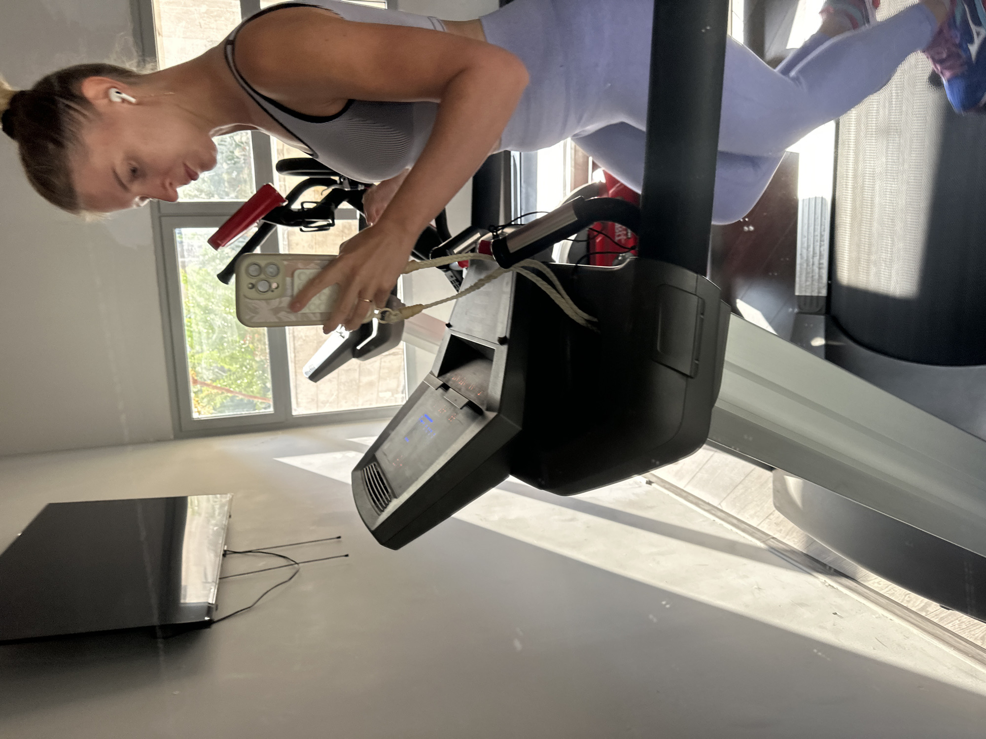 Treadmill run in Petah Tikva, phone in hand