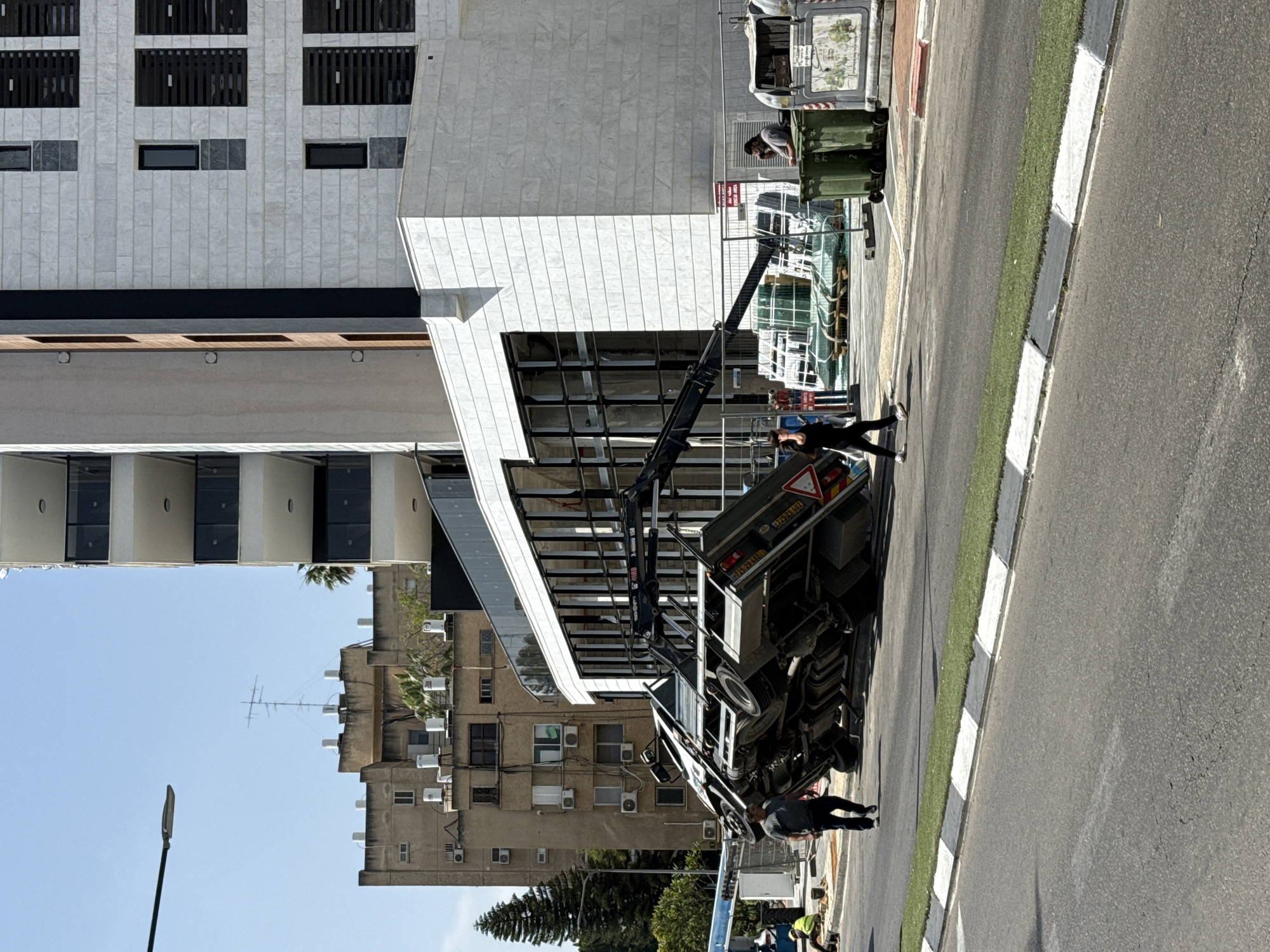 Truck overturns on Petah Tikva street, draws onlookers