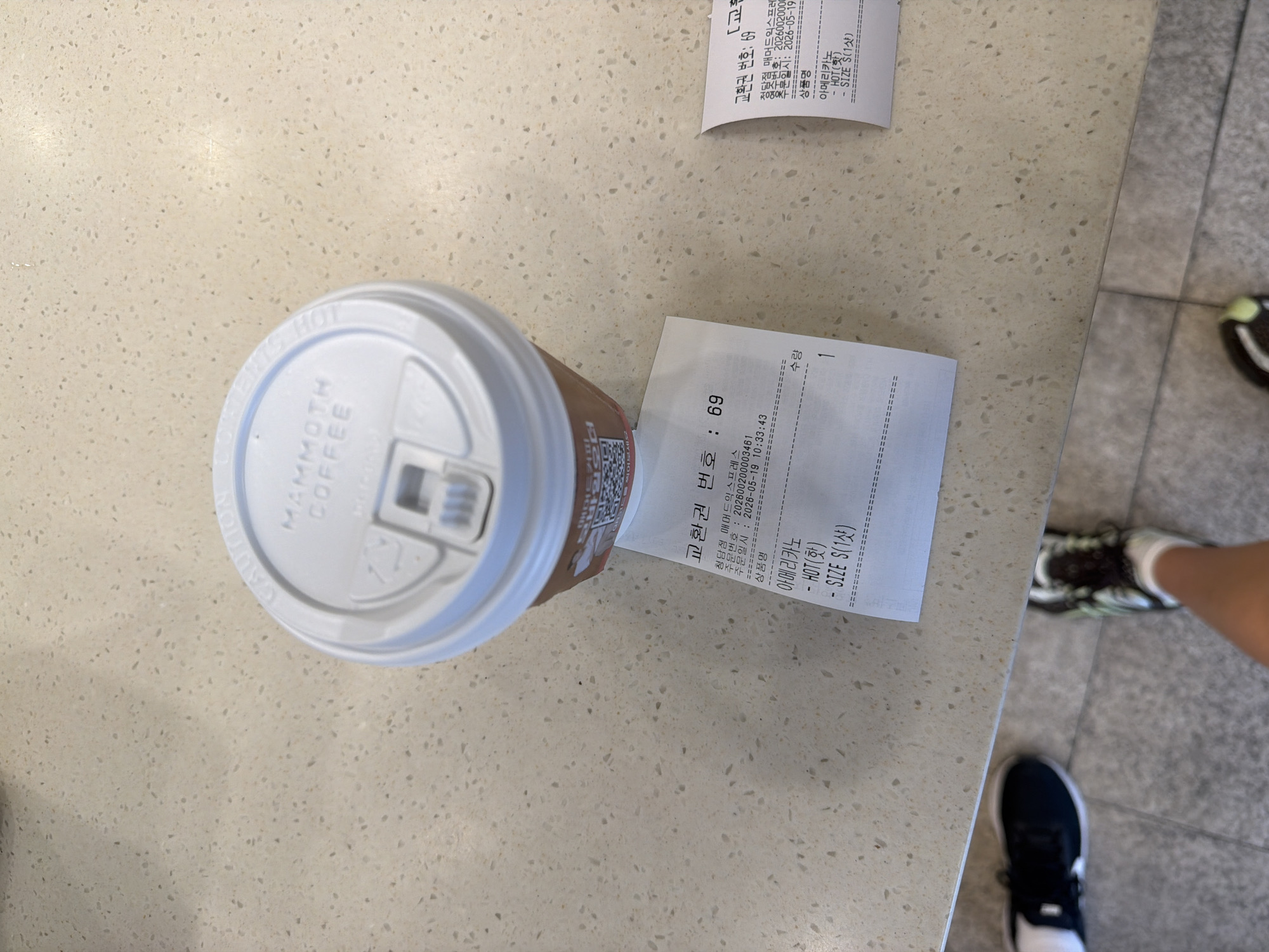 Late-night coffee purchase documented at Seoul Mammoth Coffee location