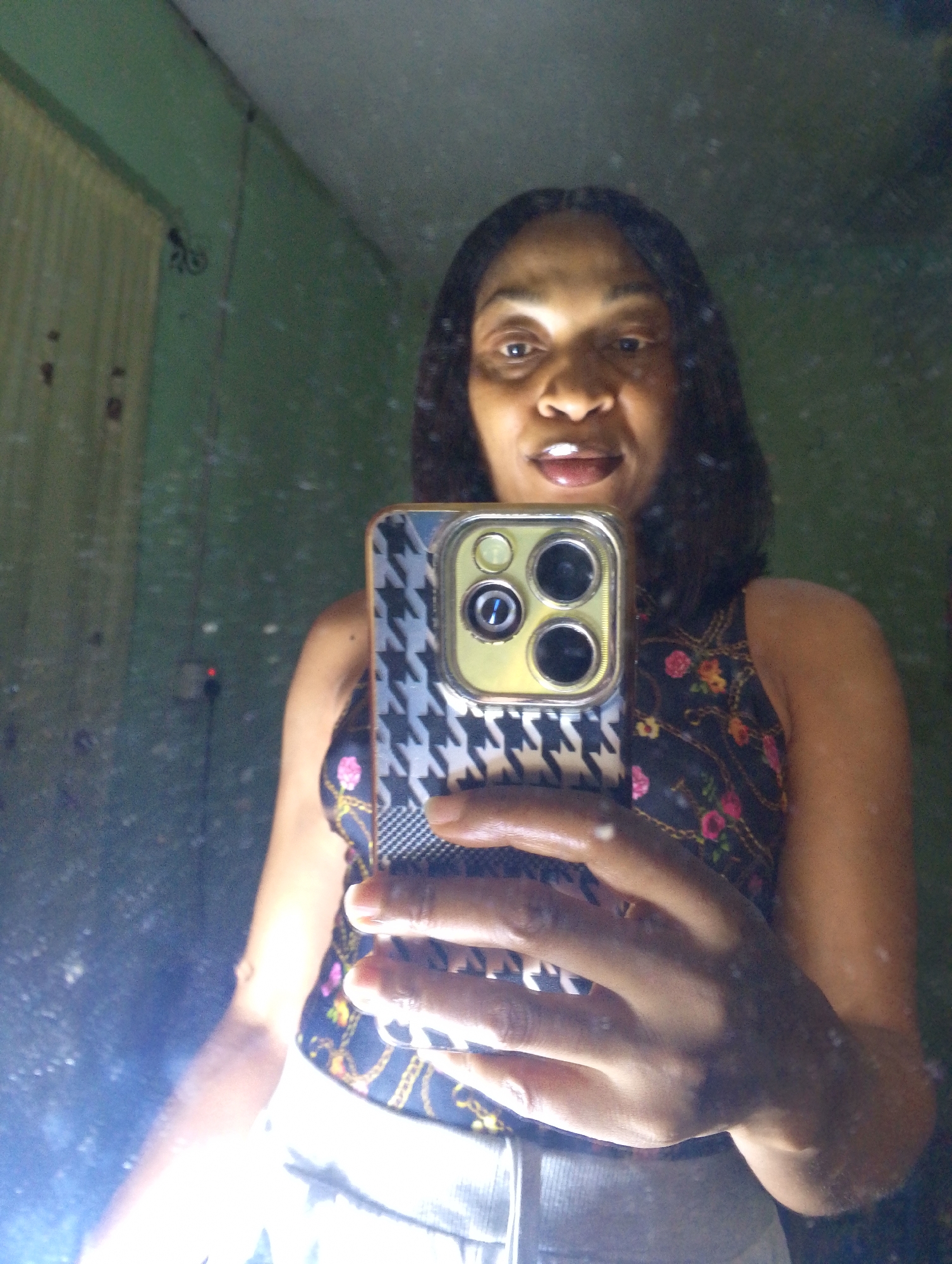 Selfie session with outfit showcase, including kaftan on mannequin