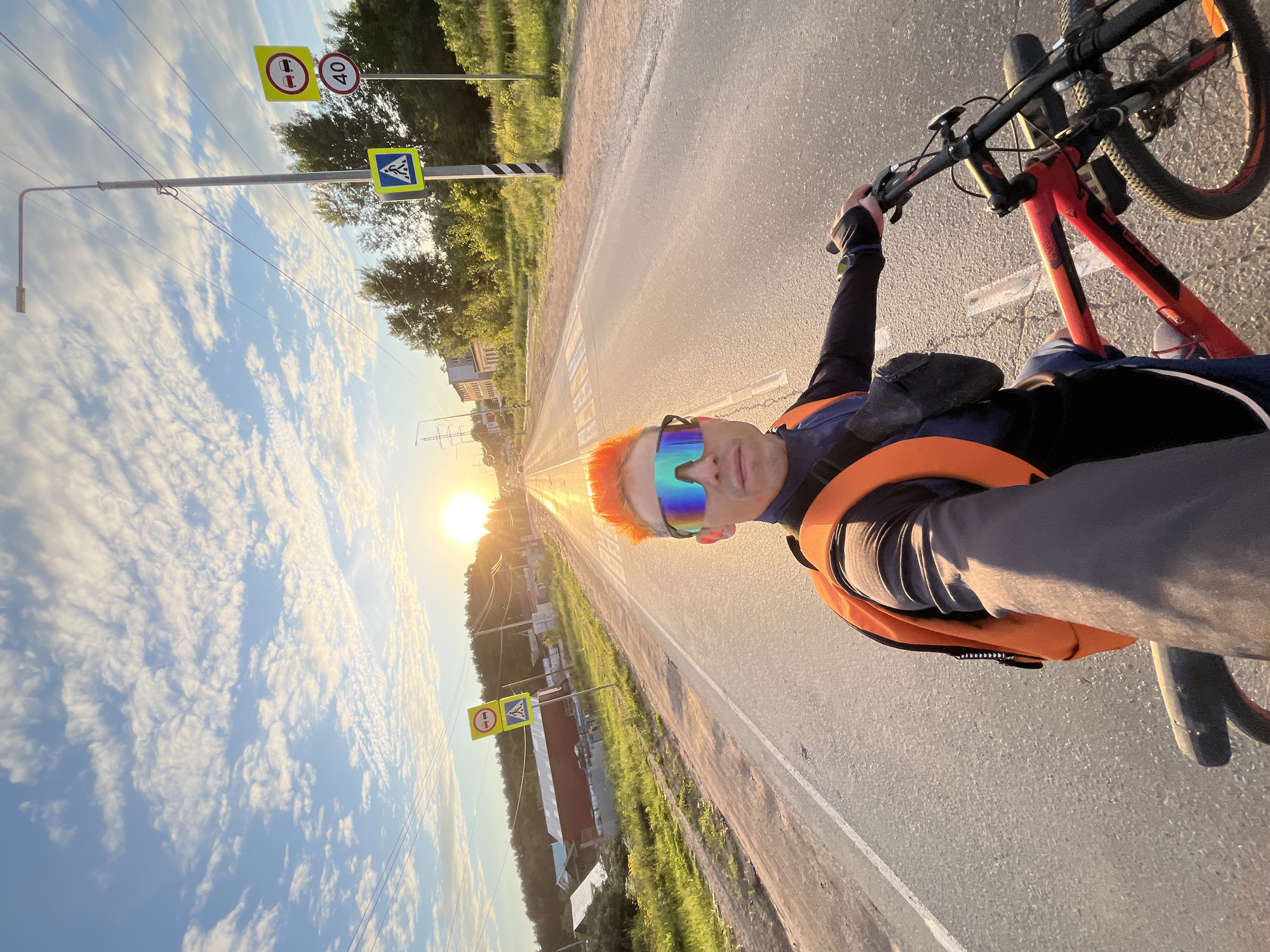 Cyclist documents golden hour bike ride through Chaikovsky, Russia