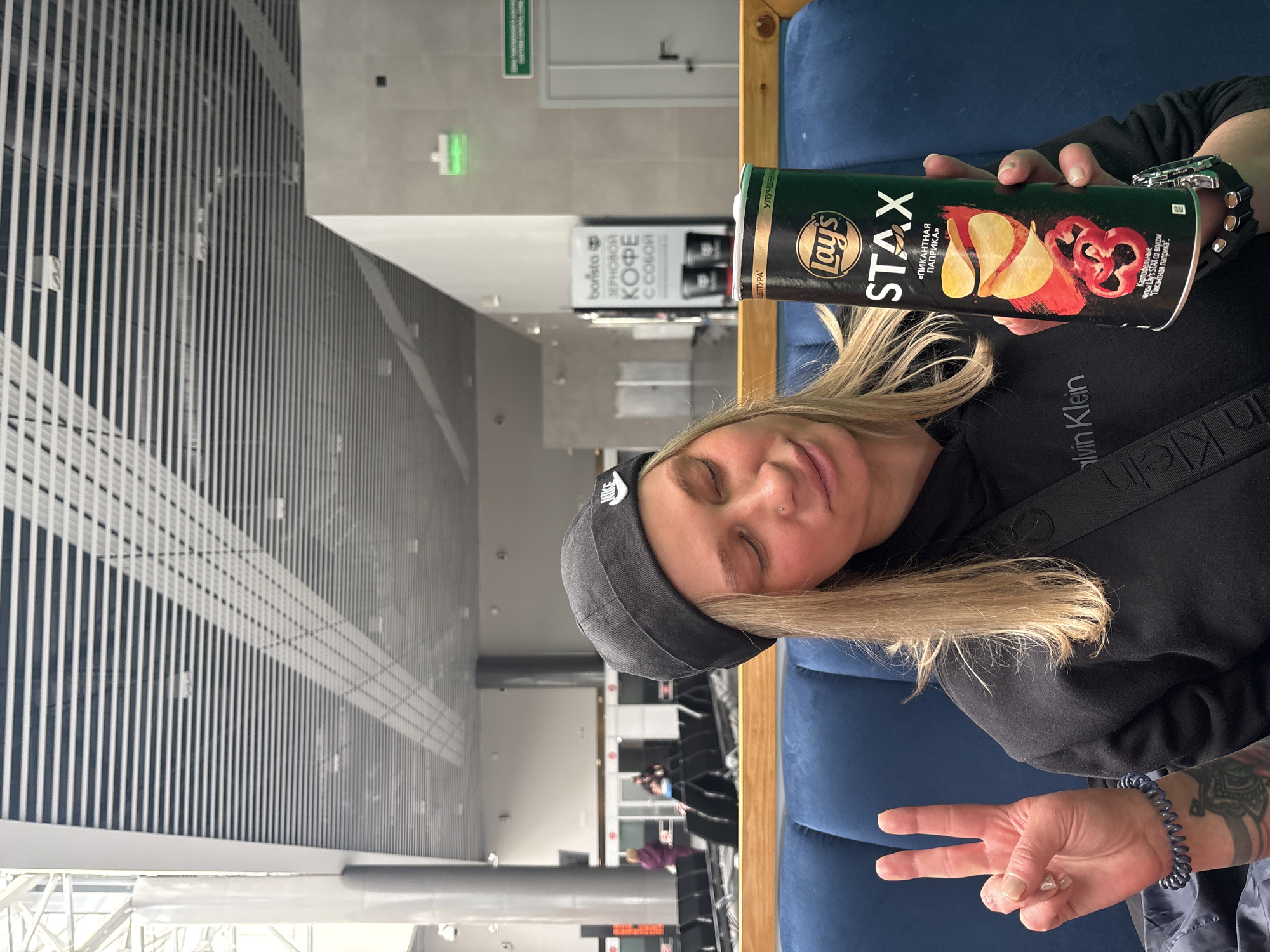 Woman with snacks spotted in Sokol transport terminal