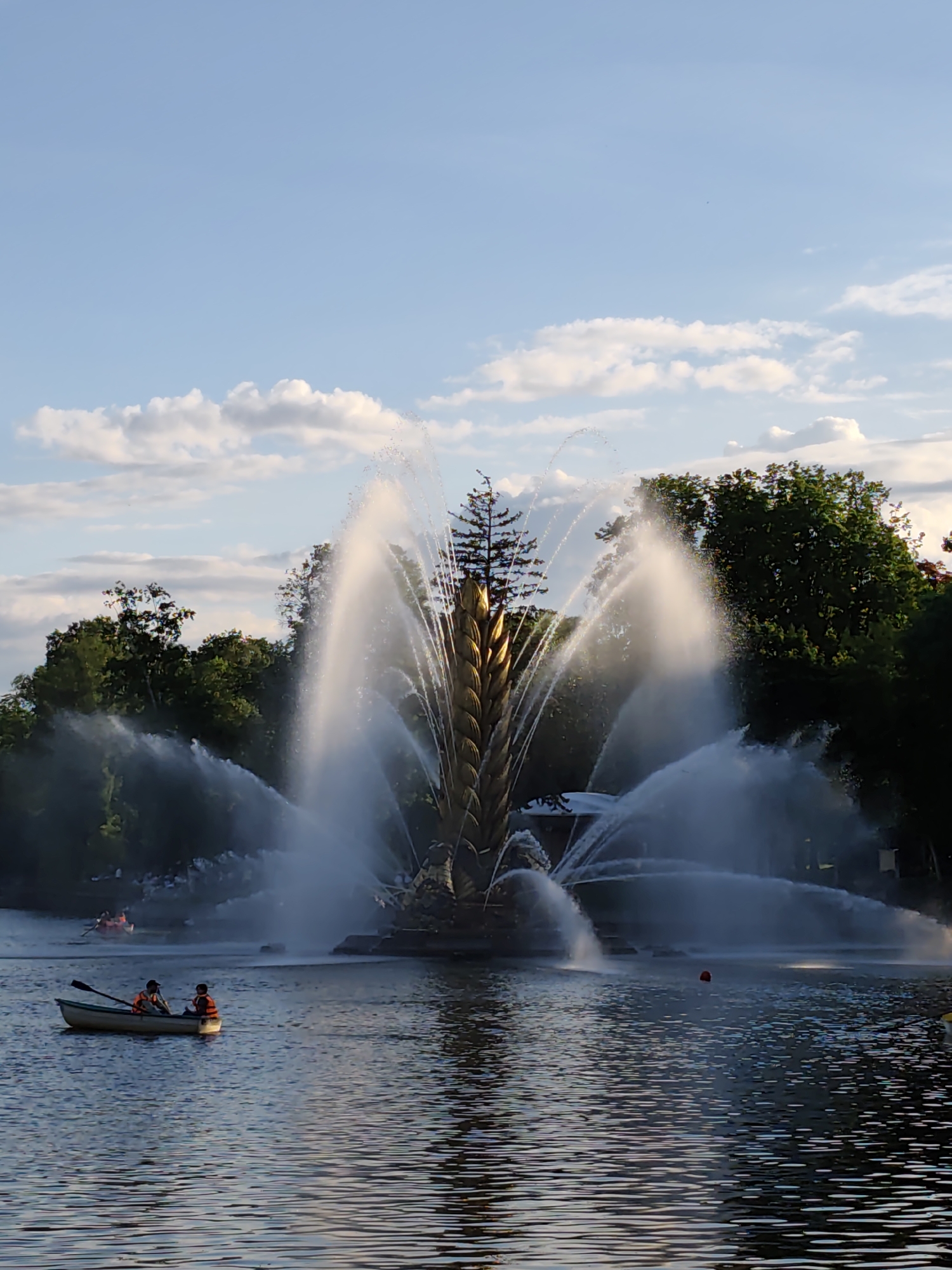 Moscow park captures ordinary weekend life on sunny afternoon