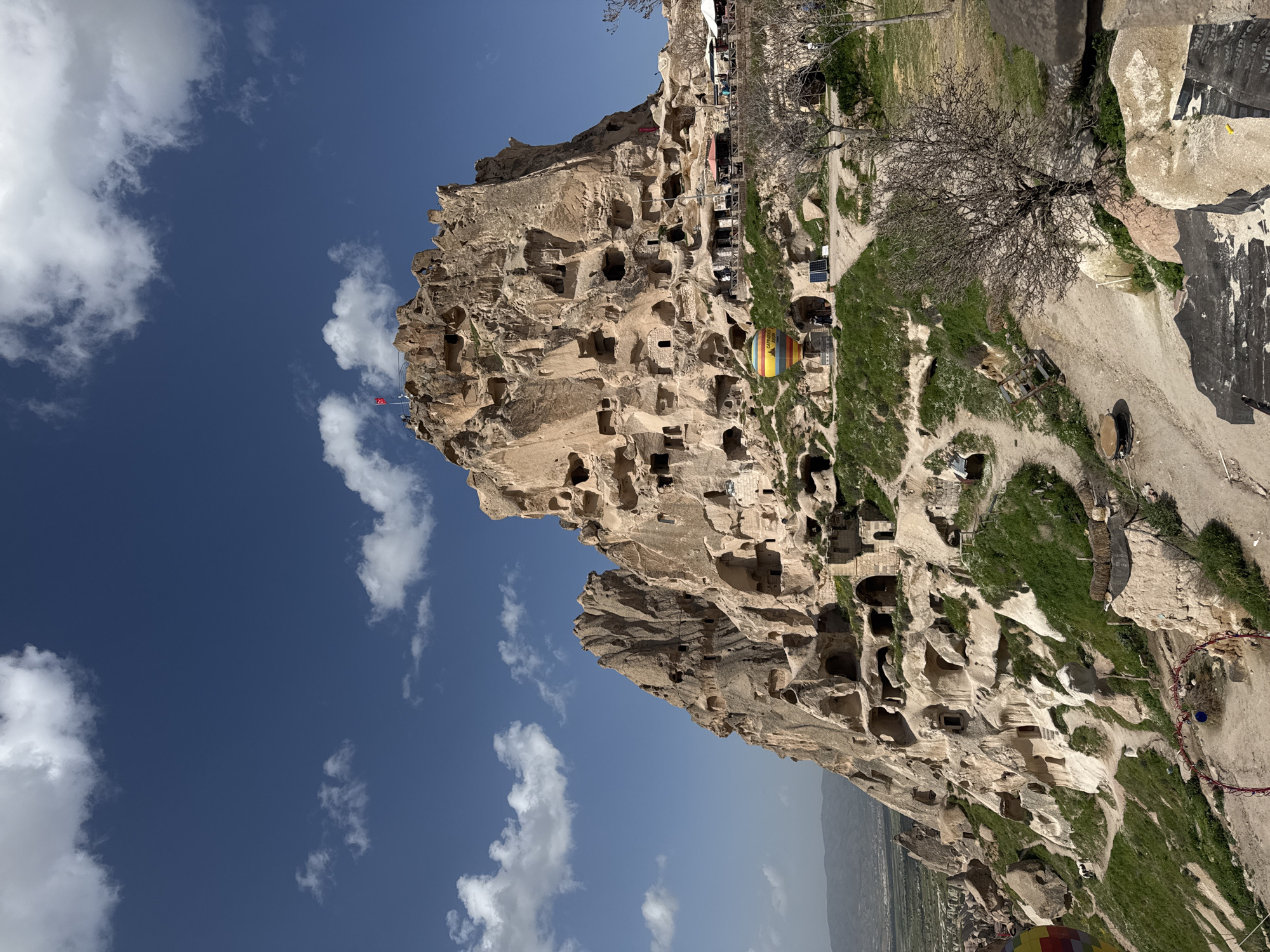 Tourist captures Cappadocia's Uçhisar Castle and hot air balloon