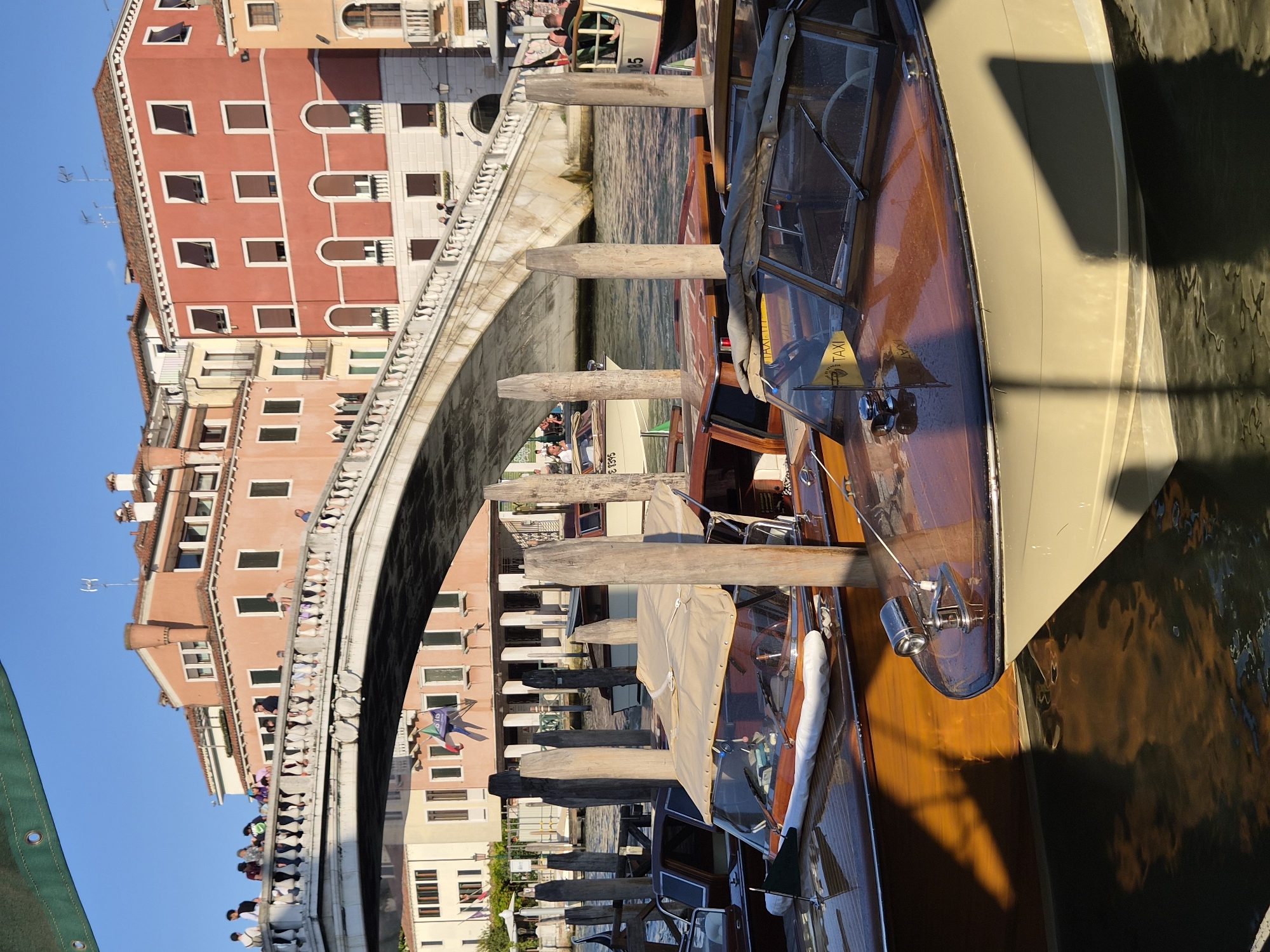 Clear skies over Venice canals documented by witnesses