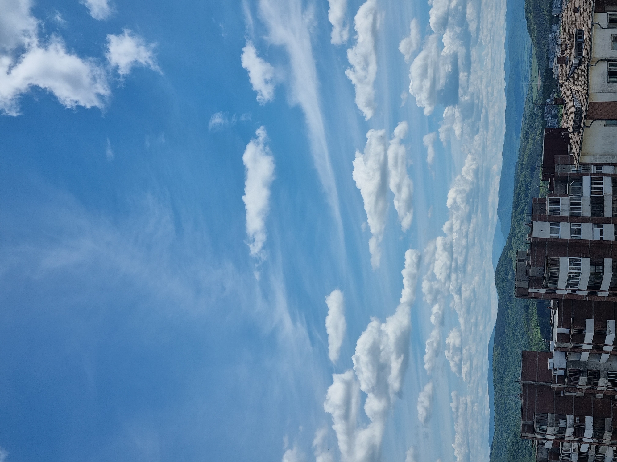 Clear Morning Views Captured Across Veliko Tarnovo Streets
