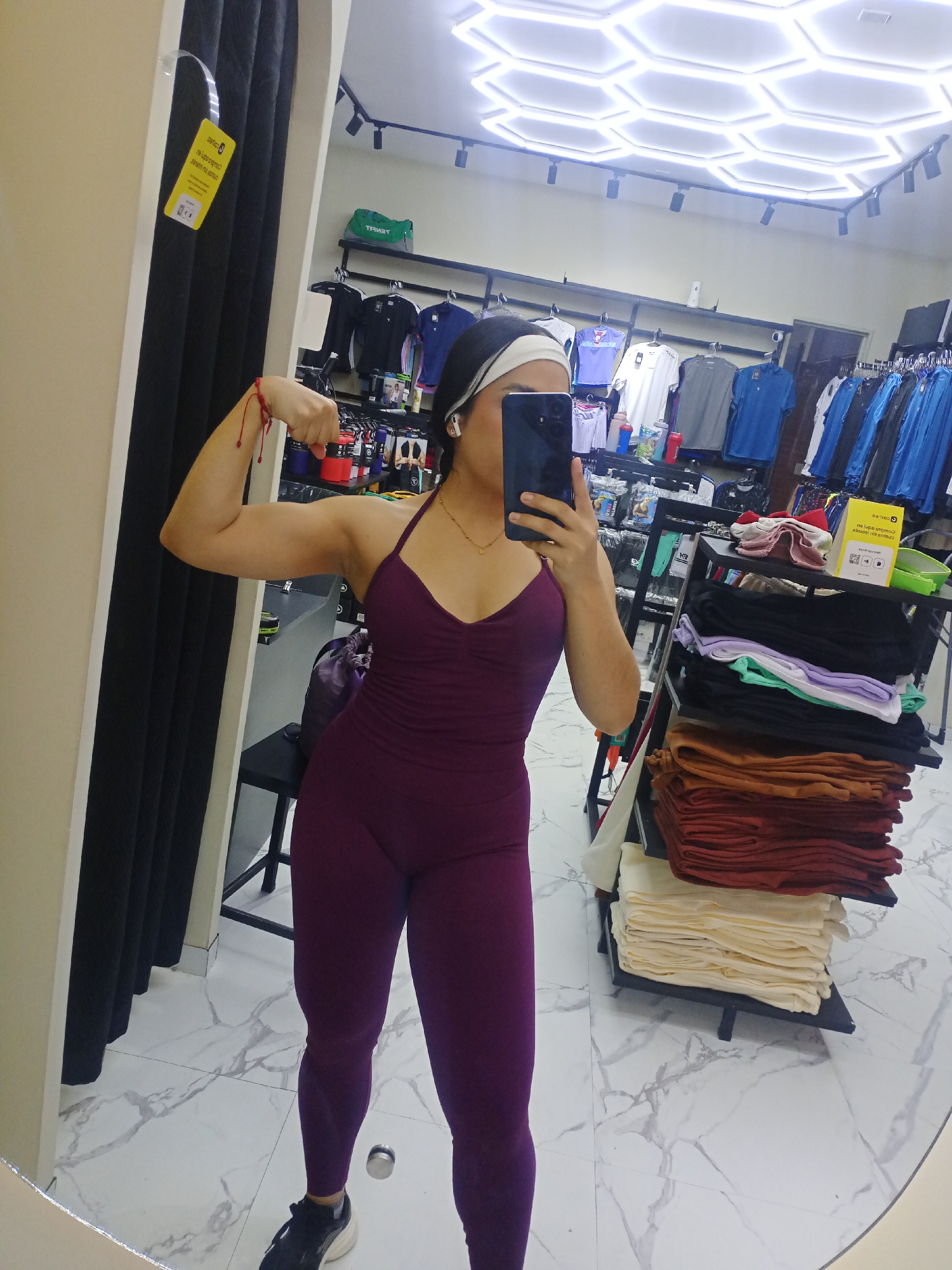 Customer takes mirror selfie while flexing in Valle de La Pascua store