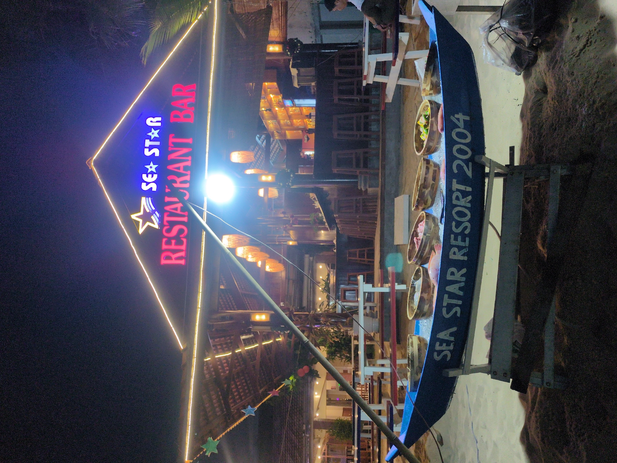 Evening beach scenes documented at Phú Quốc tourist area