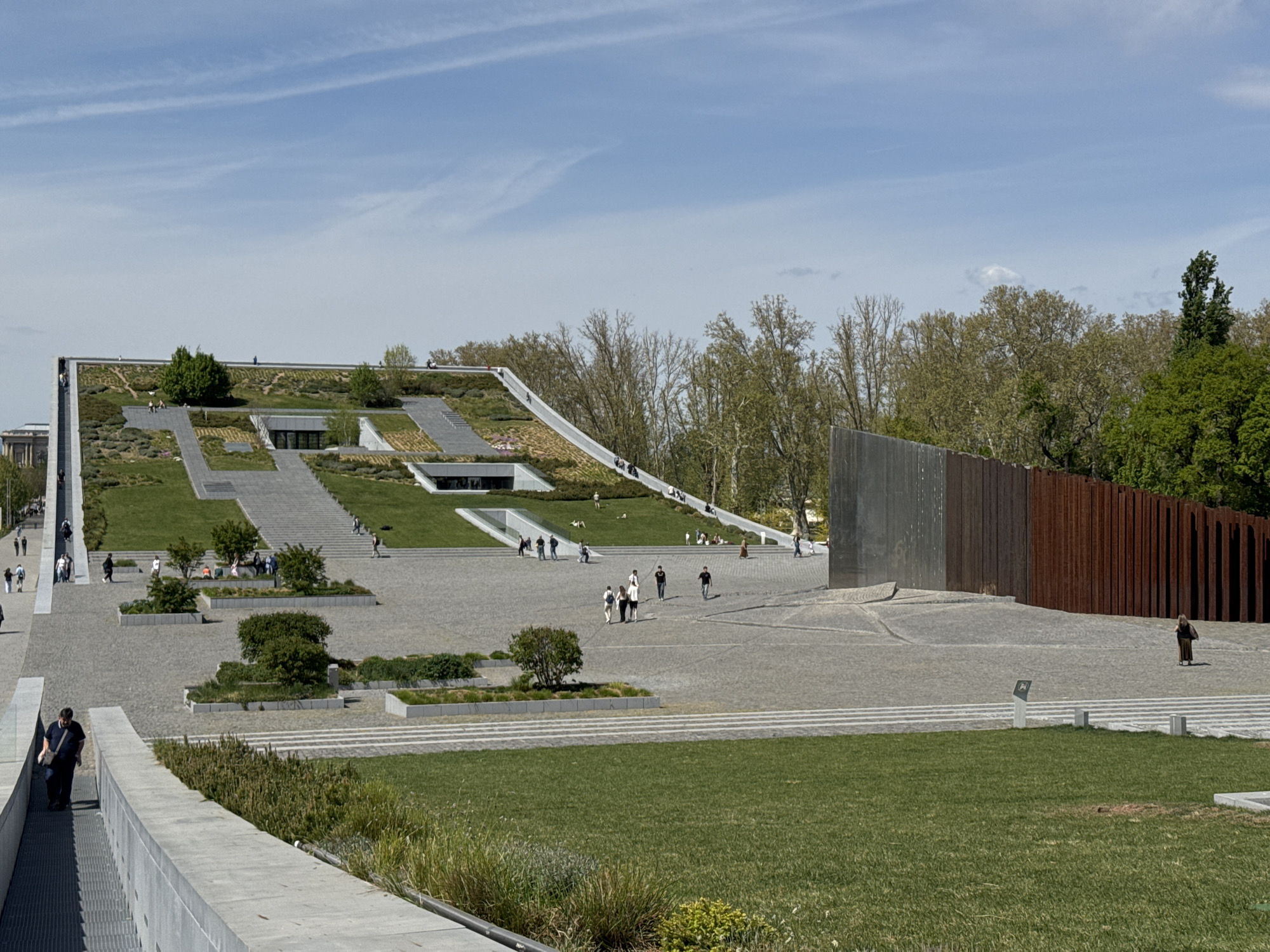 Sunday morning scenes captured across central Budapest landmarks and parks