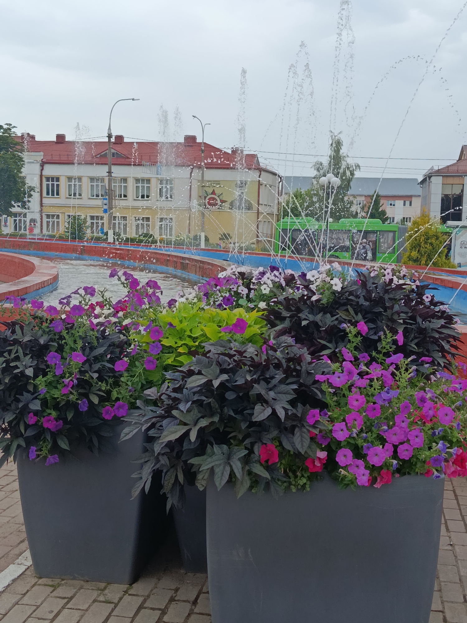 Zhlobin's city square: fountains, flowers, and a portrait exhibition