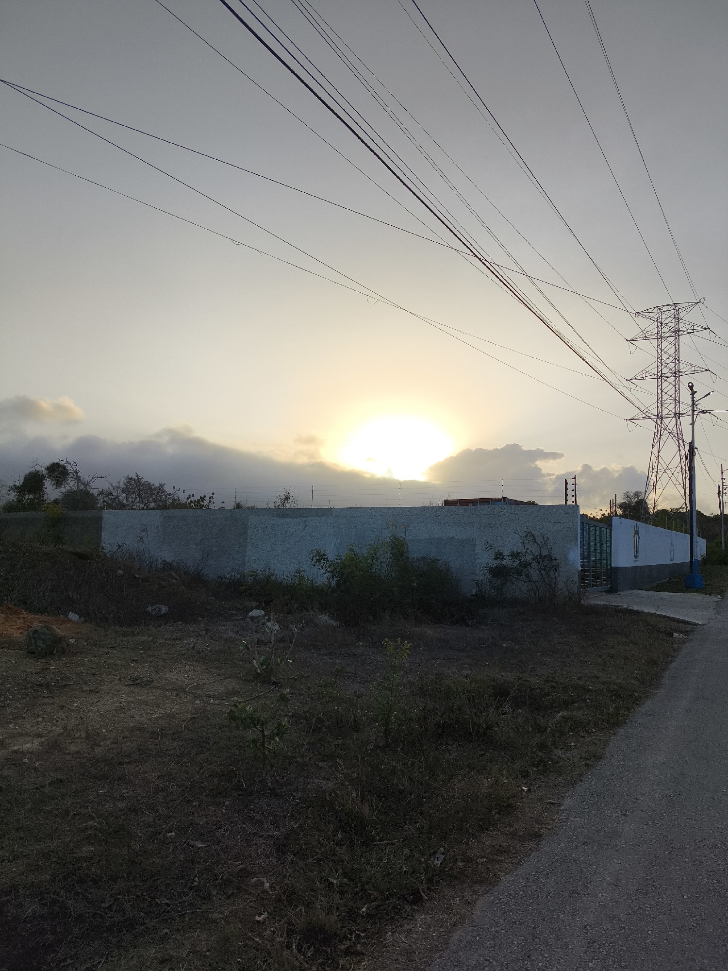 Evening scenes captured across Venezuelan communities show infrastructure, nature