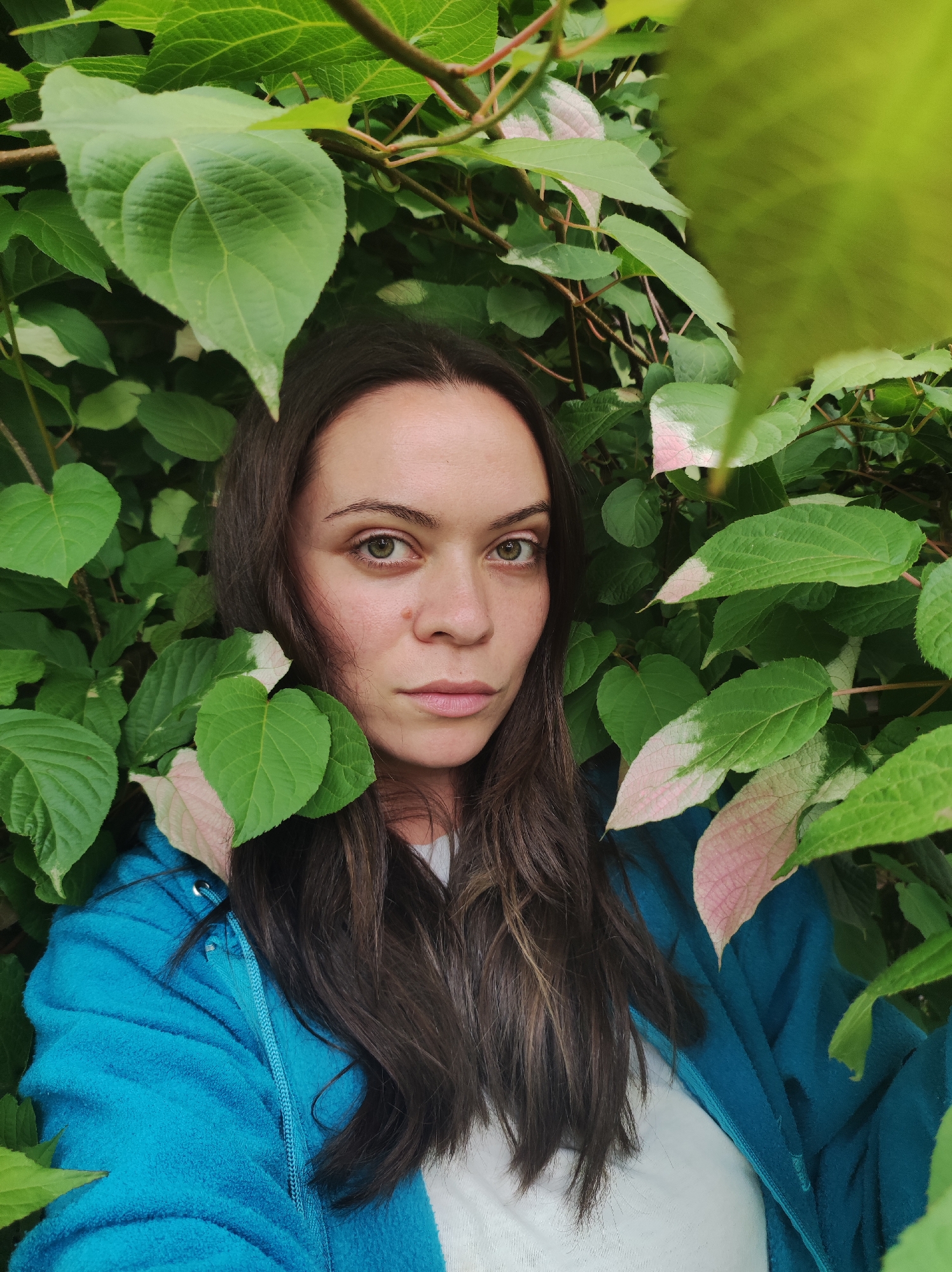 Summer garden afternoon: portraits, blooms, and a playful poodle
