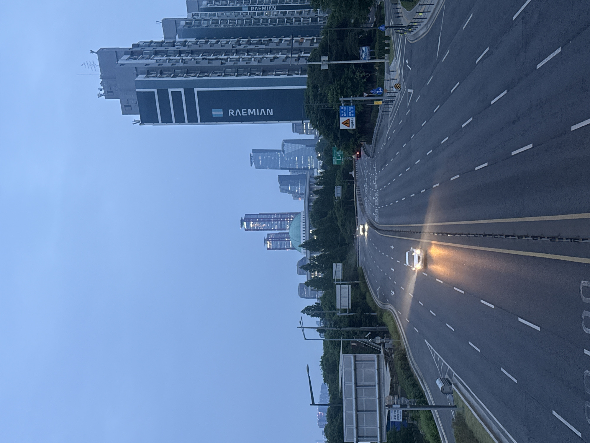 Evening traffic captured on Seoul highway