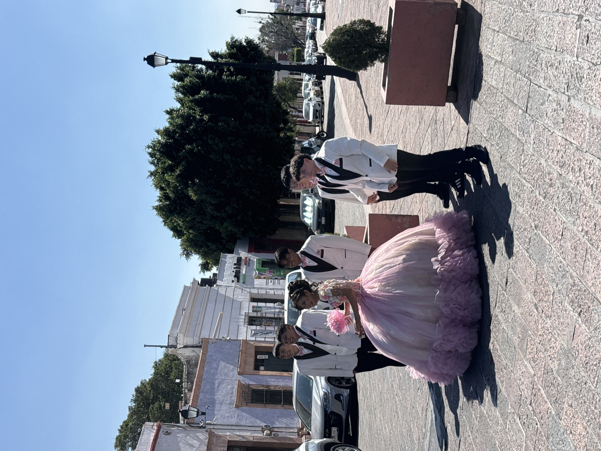 Quinceañera celebration observed in Querétaro streets