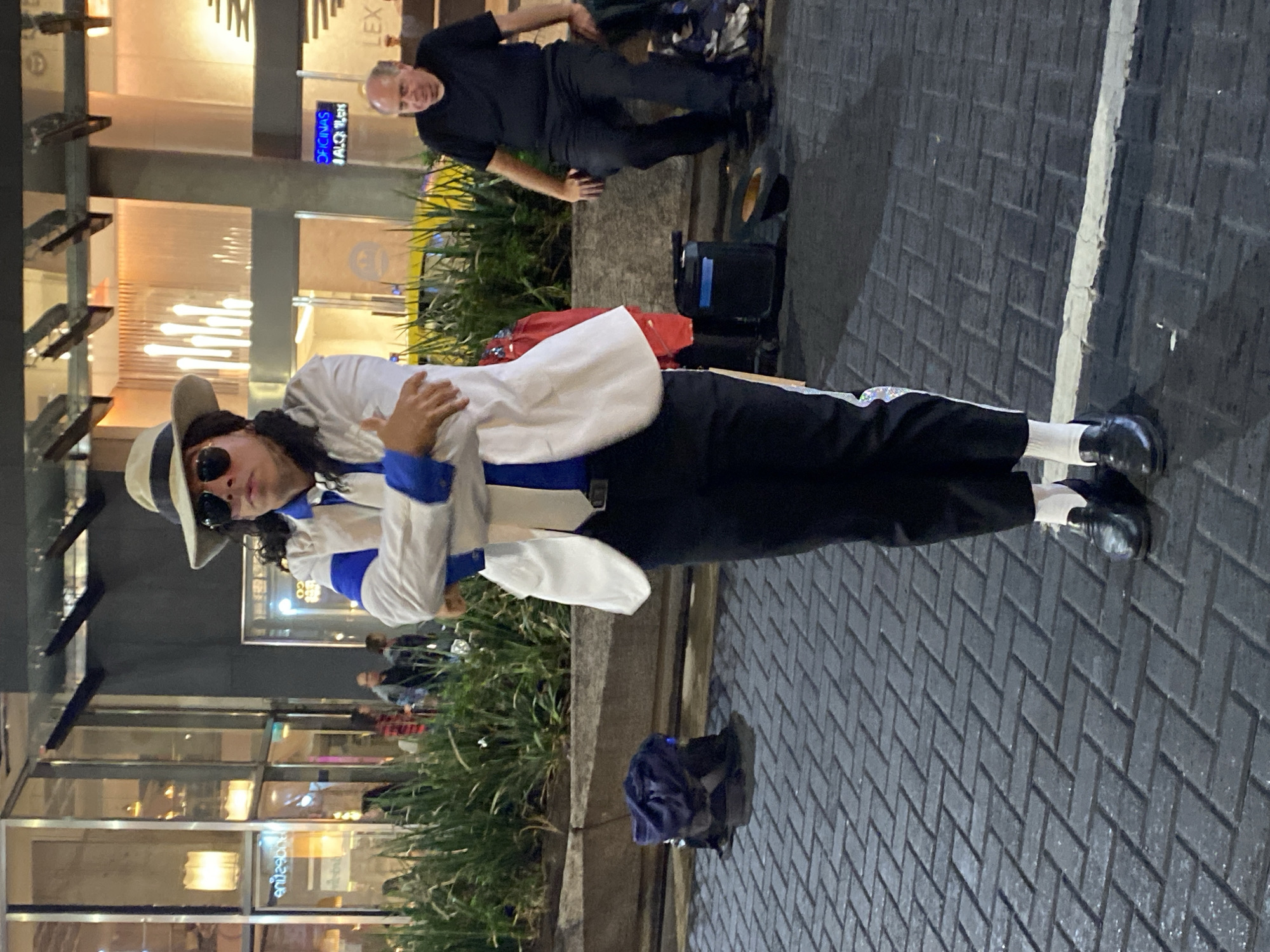 Street performers entertain crowds across central Buenos Aires
