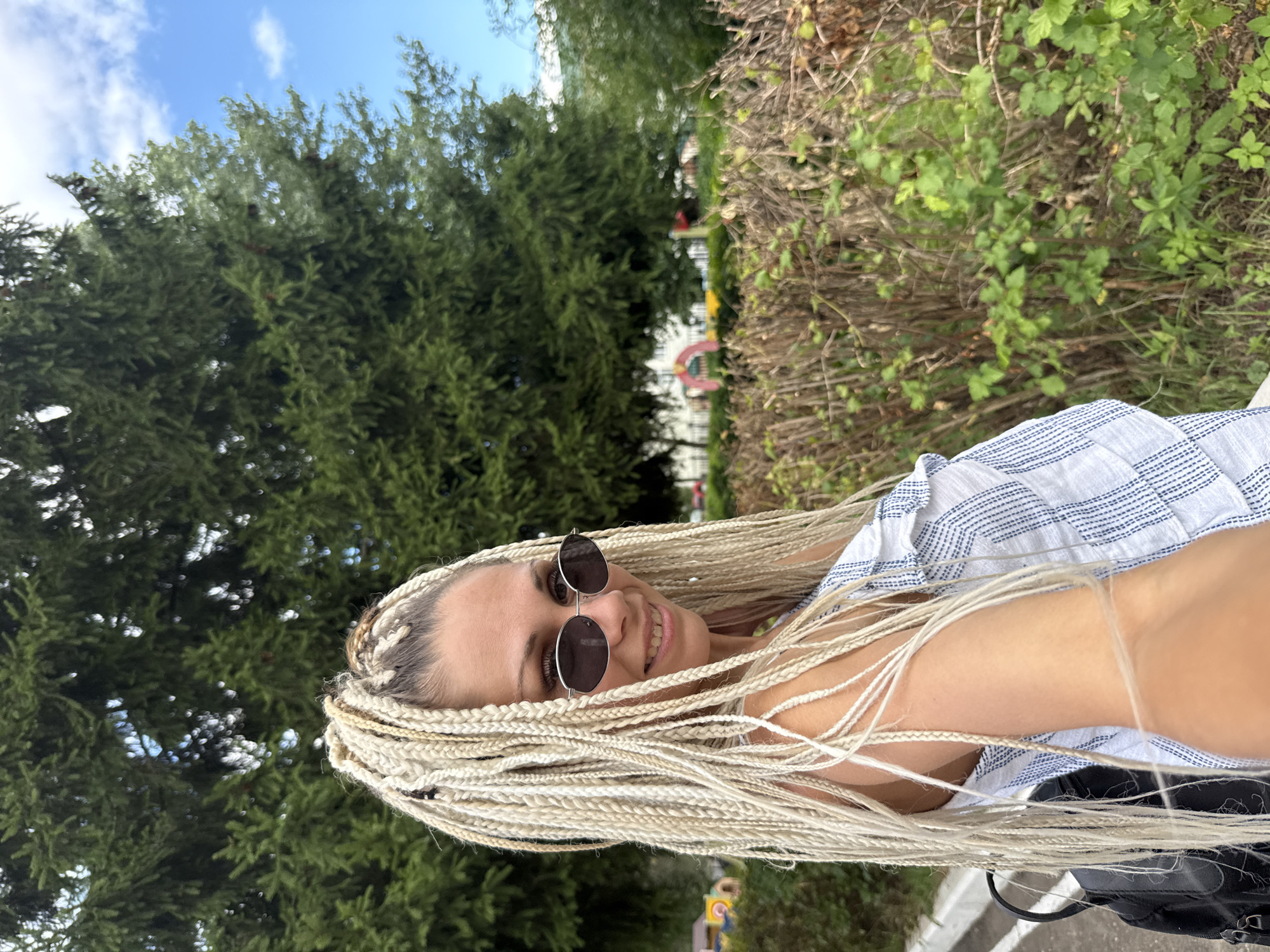 Sunny park afternoon in Rusanovo with snacks and wildlife