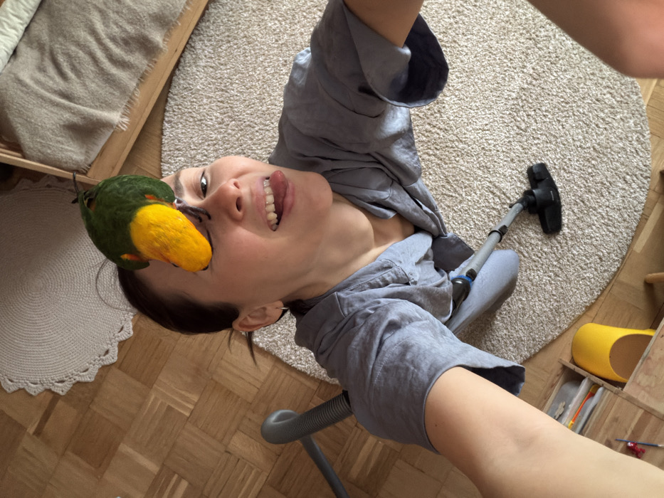 Pet parrot's morning bath routine captured in Khimki home