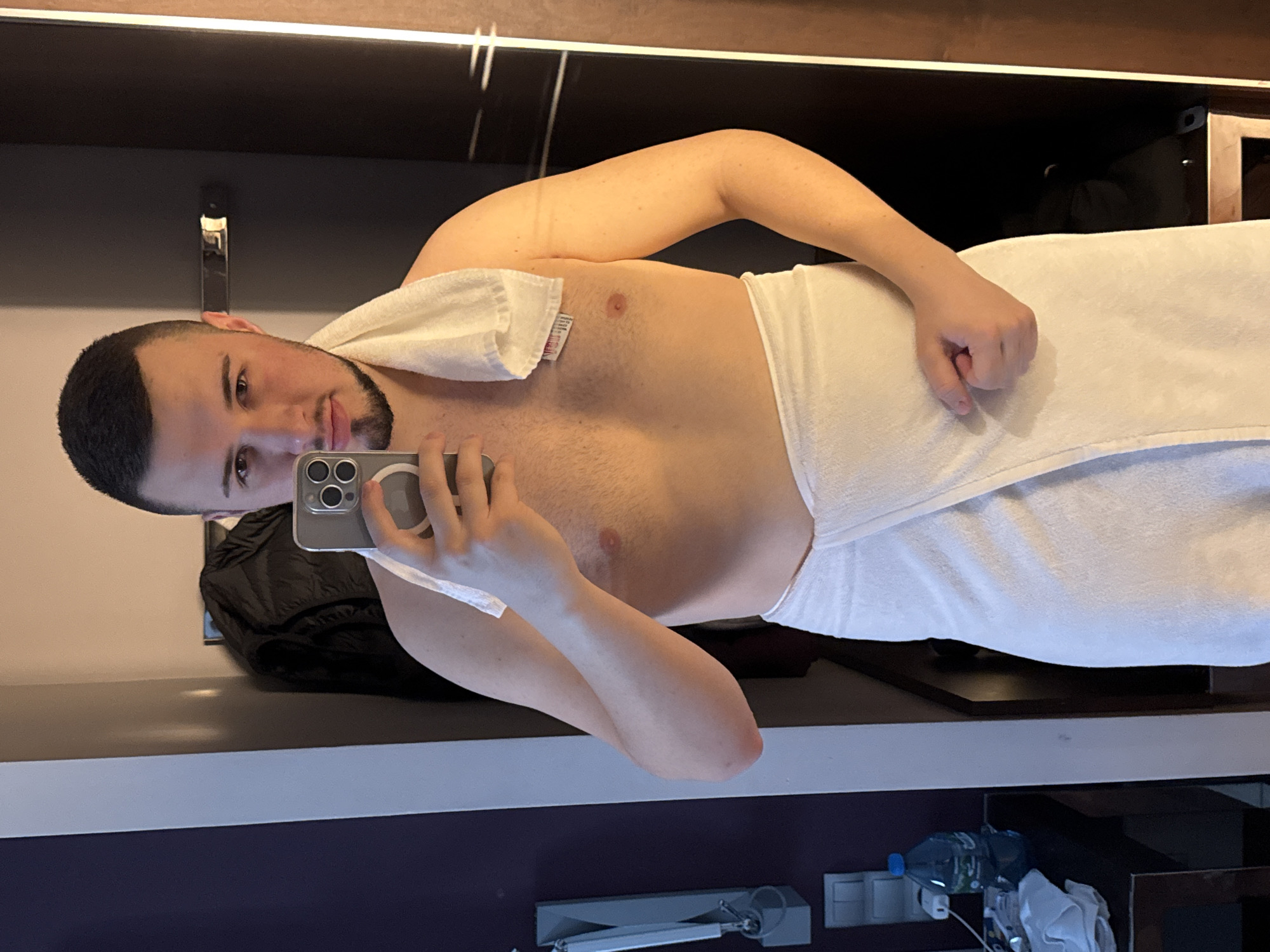 Man takes selfies in Bydgoszcz hotel room Friday morning