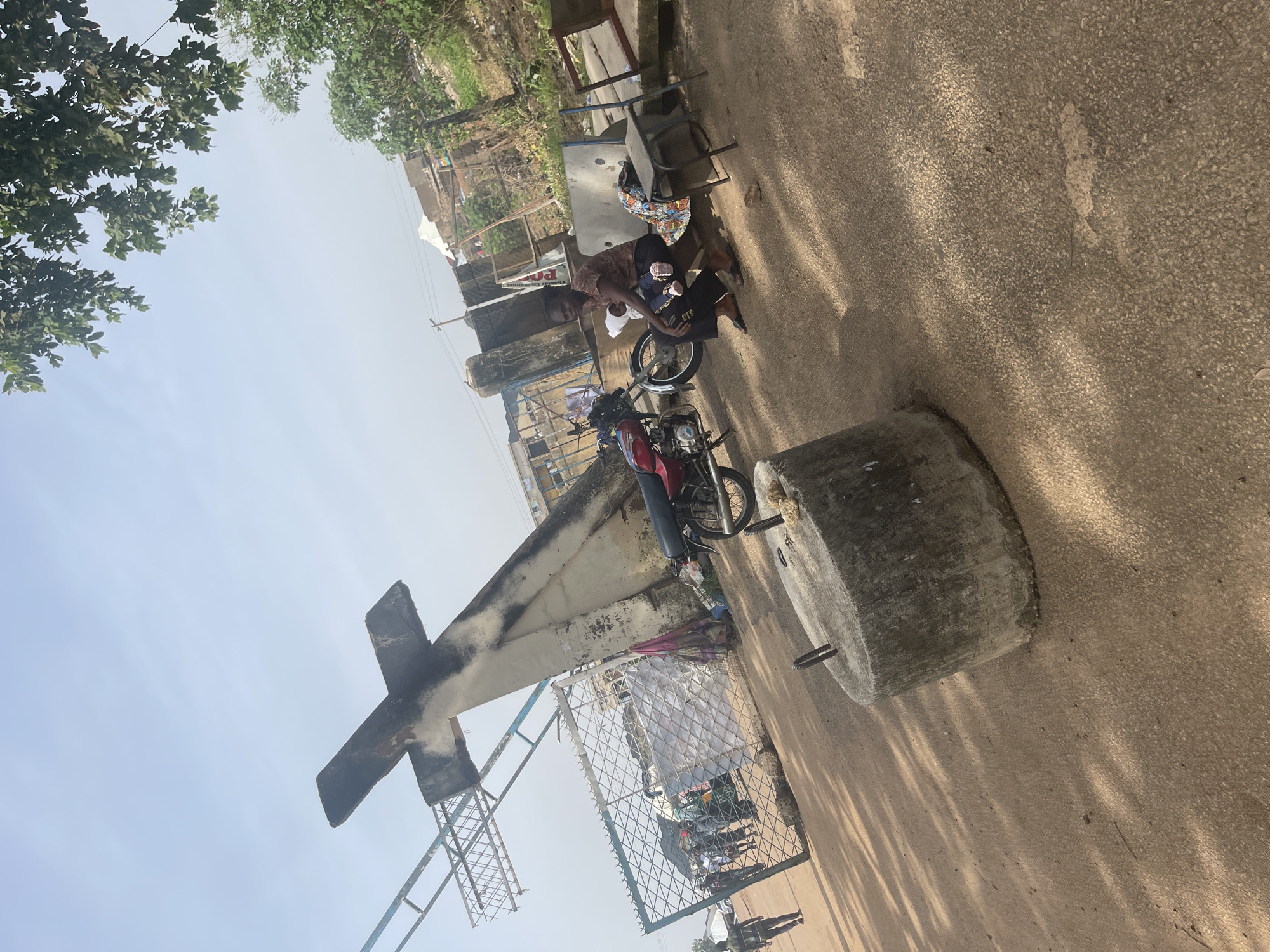 Street life and traffic along a busy Rafin Par corridor