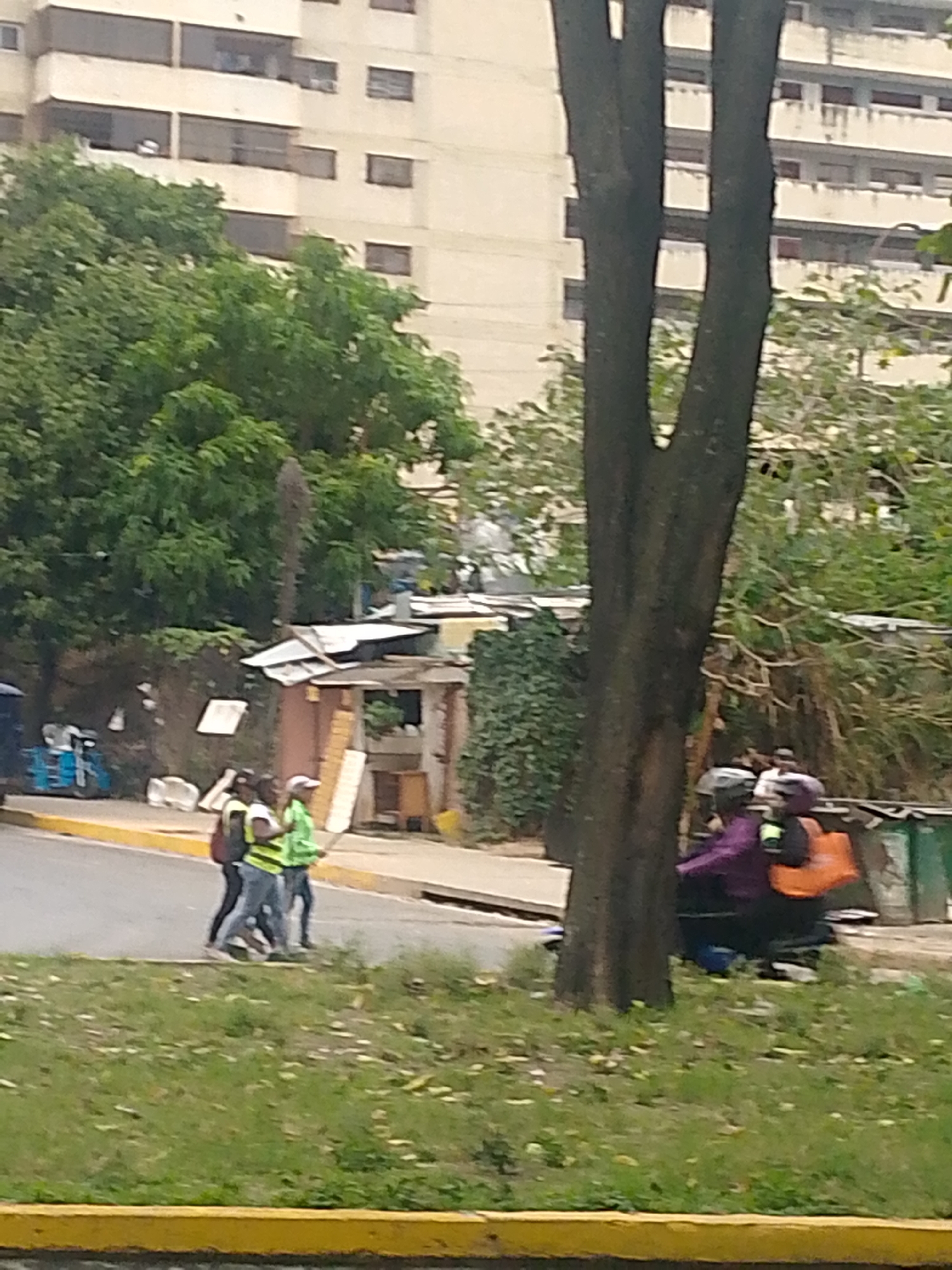 Routine evening life documented across Caracas neighborhoods