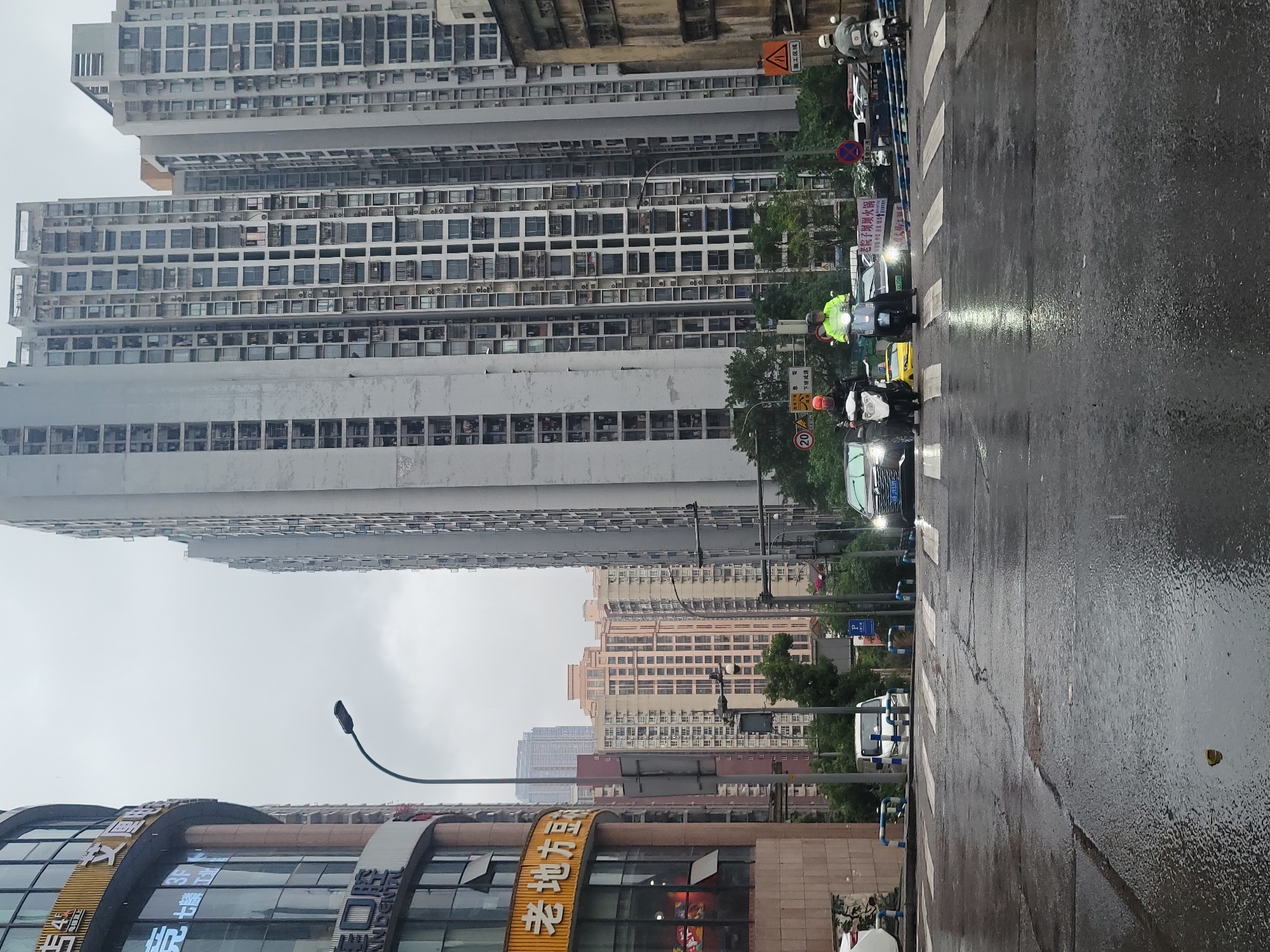 Rainy morning street scenes documented across Liangjiang, China