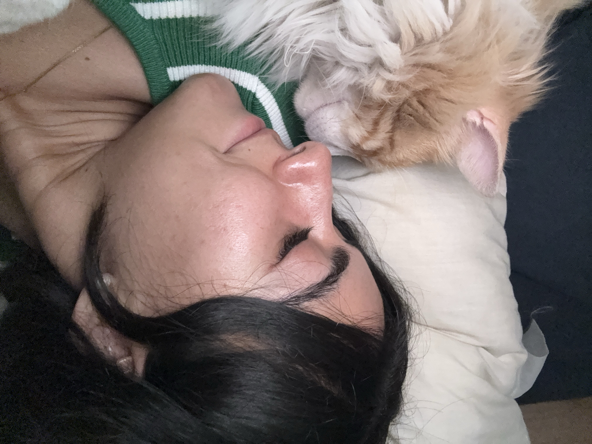 Woman shares tender bedtime moments with cats in Puebla