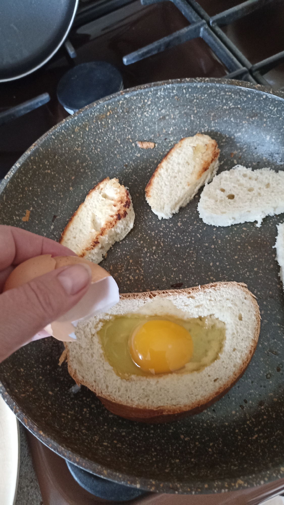 Morning breakfast prep and egg-in-a-hole cooking in Kapyĺ kitchen