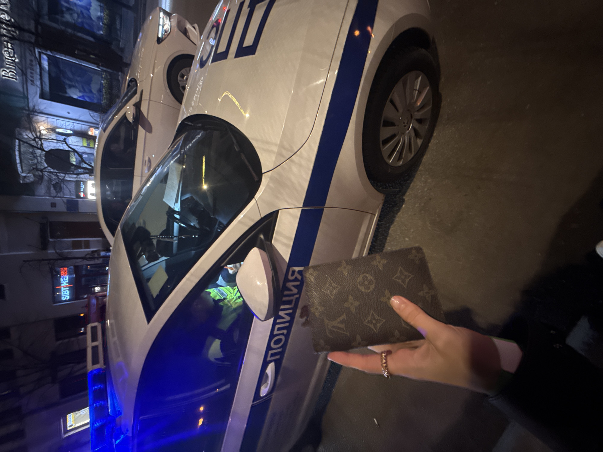 Wallet incident near police car documented in Krasnoyarsk