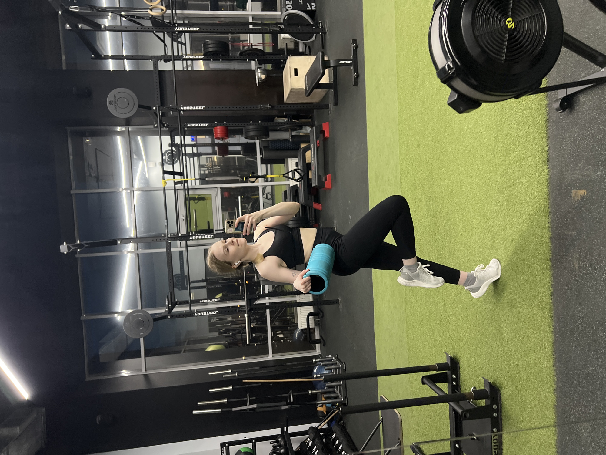 Woman takes gym selfies while foam rolling in Khimki