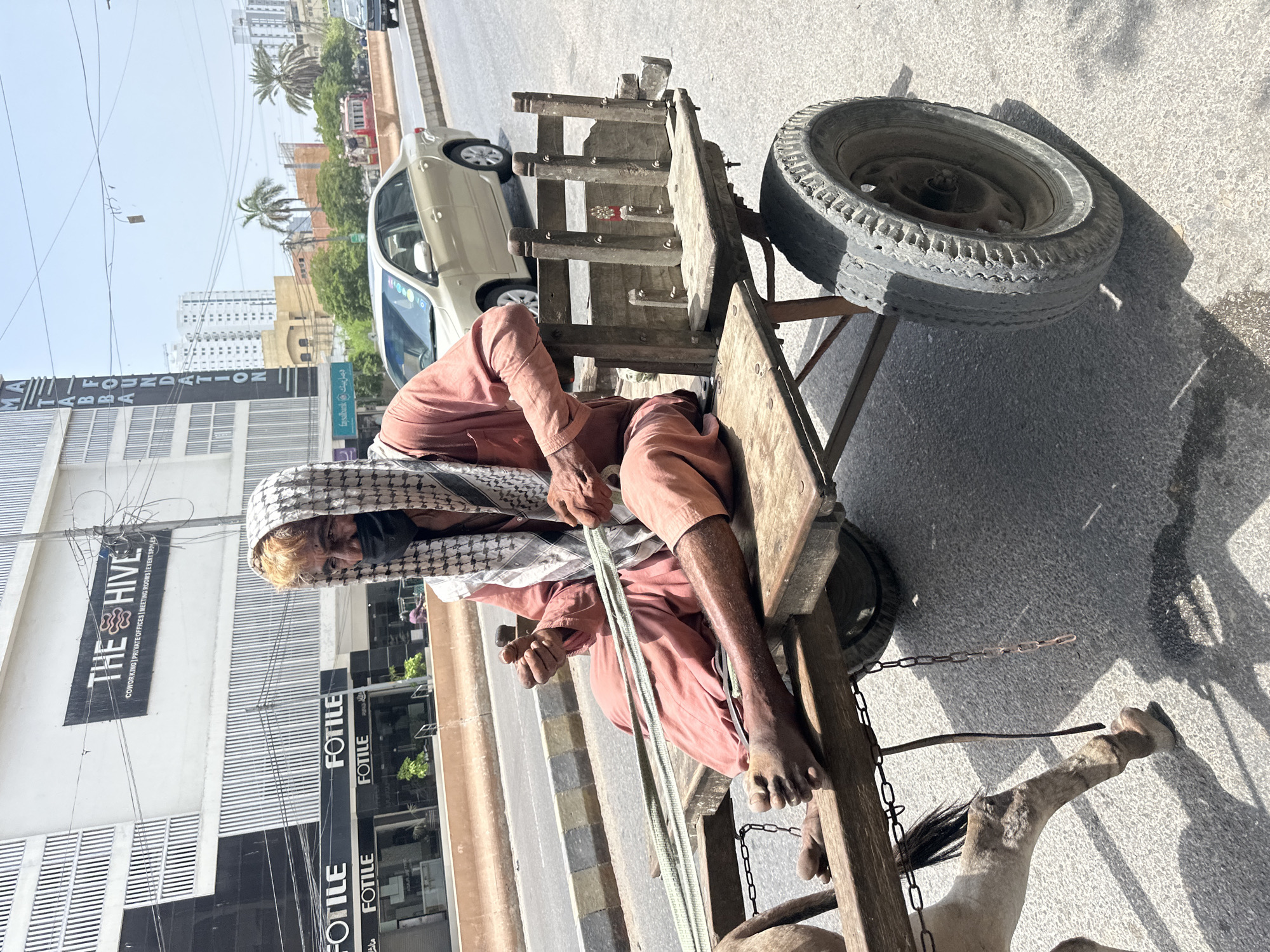 Karachi street life: deliveries, carts, and sidewalk moments