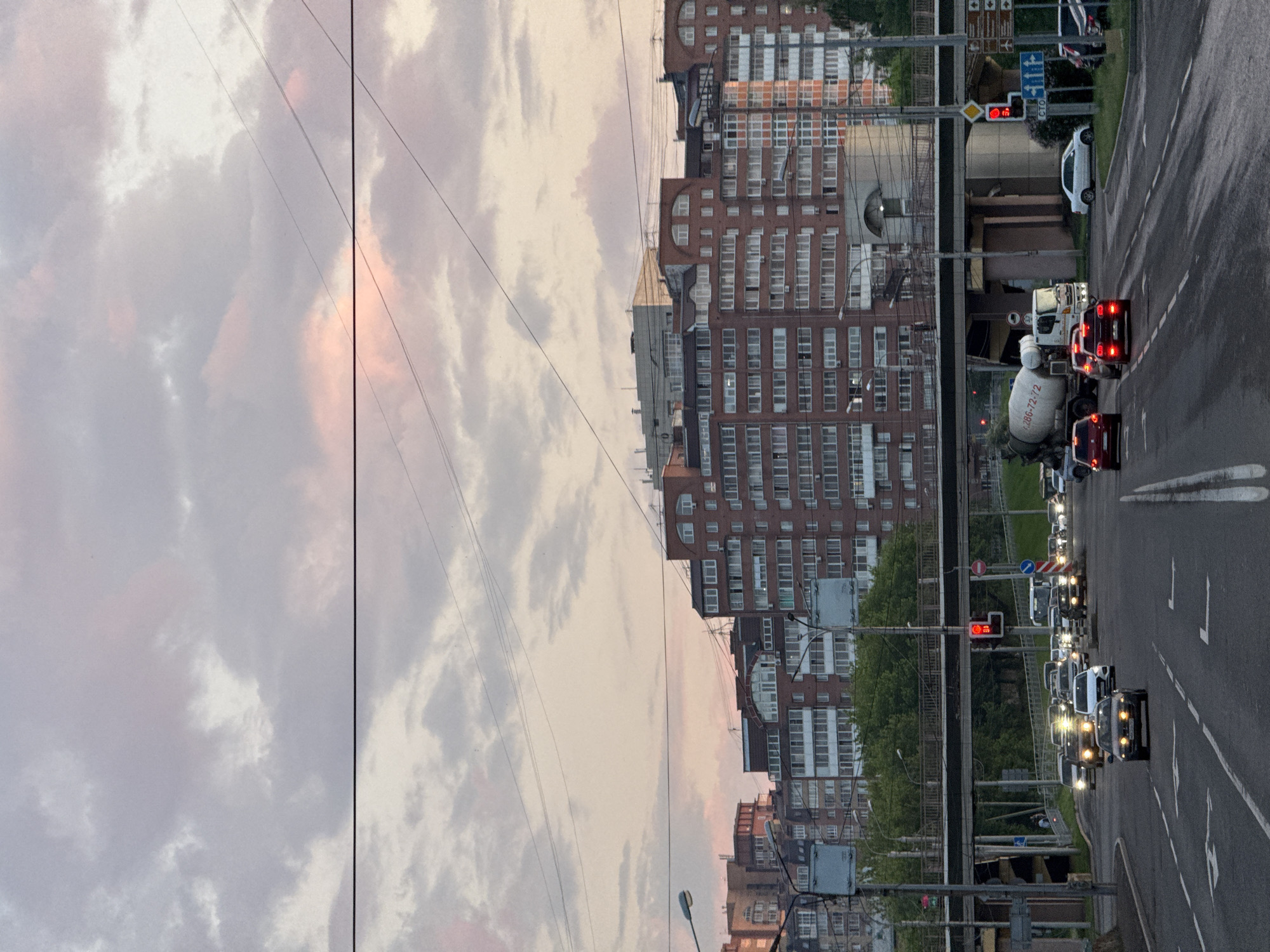 Everyday urban moments captured in Krasnoyarsk twilight traffic